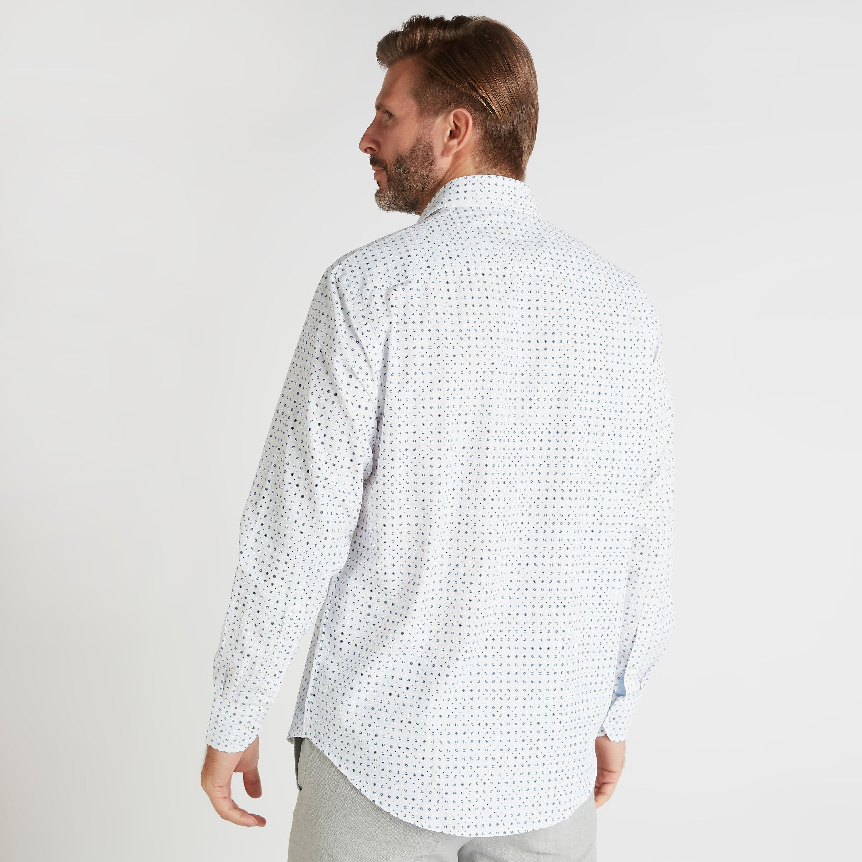 قميص سادة بياقة عاديّة وأكمام طويلة مع جيب خارجي وطبعات-men-clothing-shirts-image-4