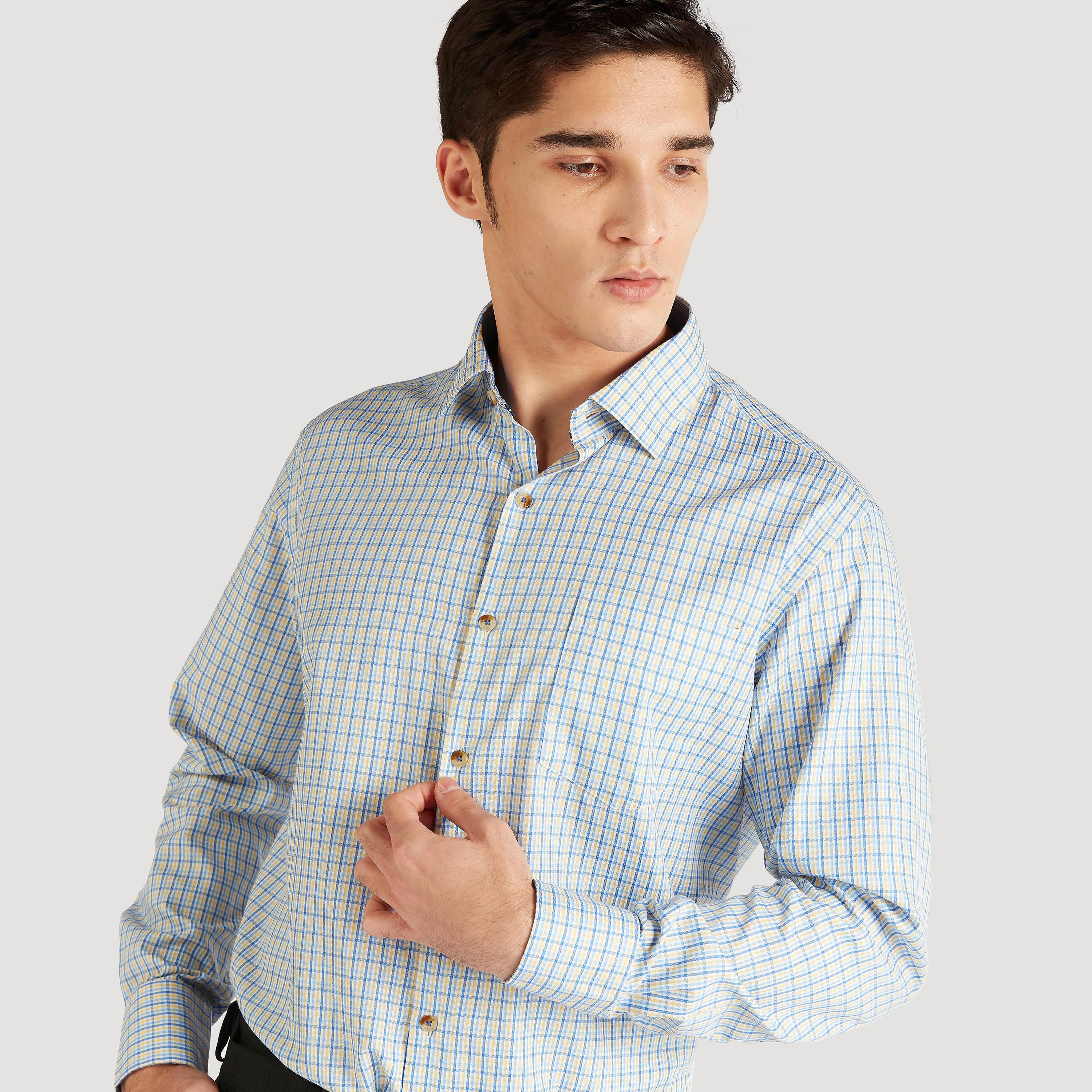 قميص رسمي كاروهات بزر علوي وأكمام طويلة وجيب على الصدر-men-clothing-shirts-image-1