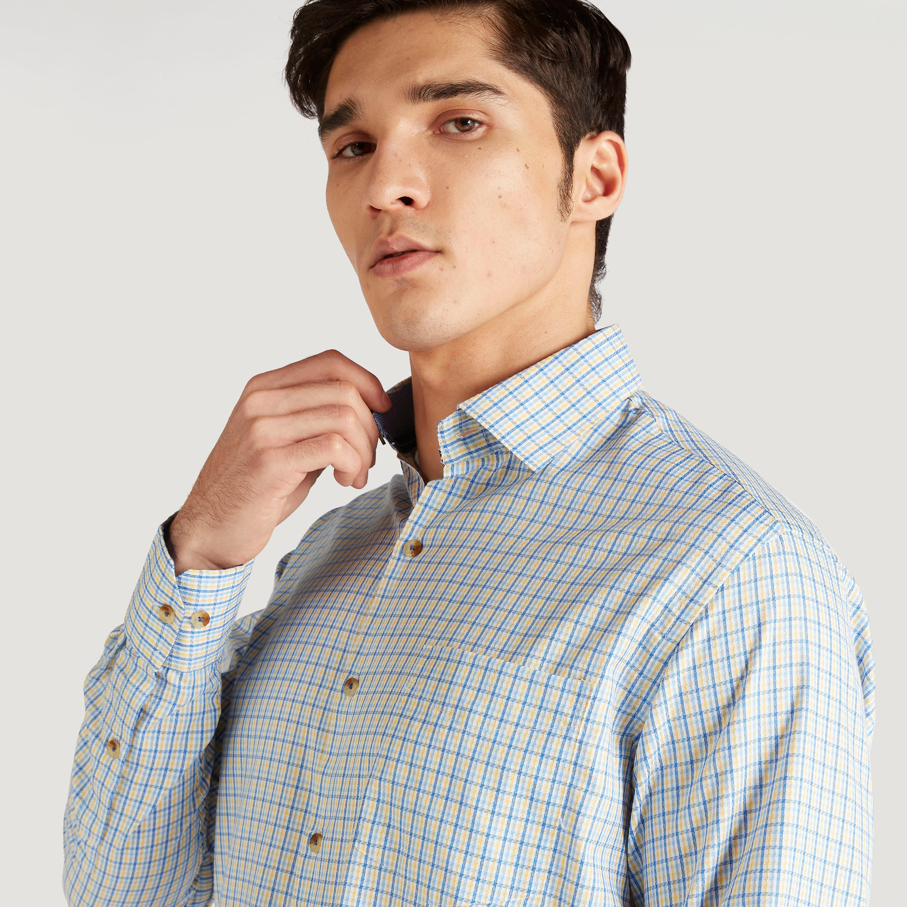 قميص رسمي كاروهات بزر علوي وأكمام طويلة وجيب على الصدر-men-clothing-shirts-image-3