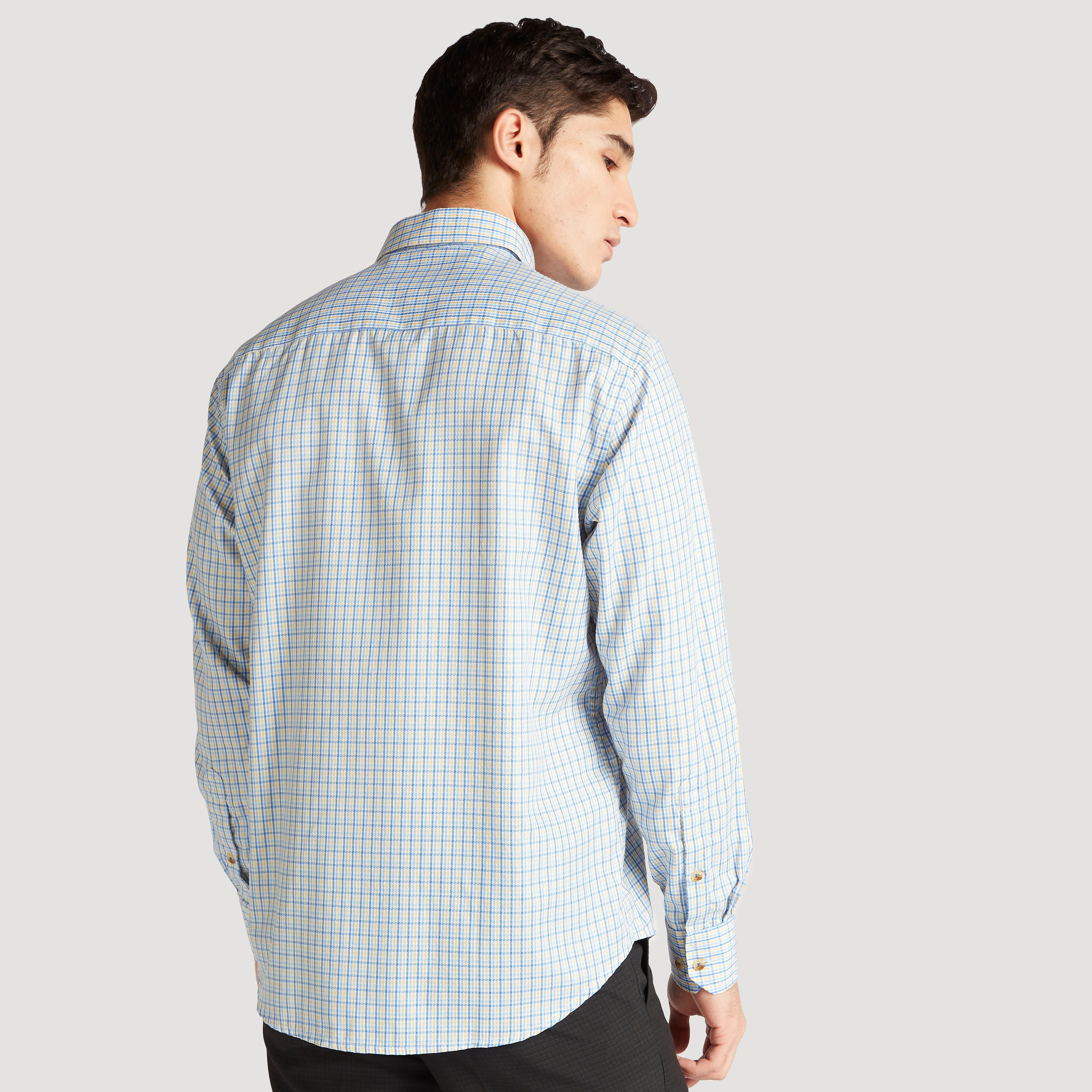 قميص رسمي كاروهات بزر علوي وأكمام طويلة وجيب على الصدر-men-clothing-shirts-image-4