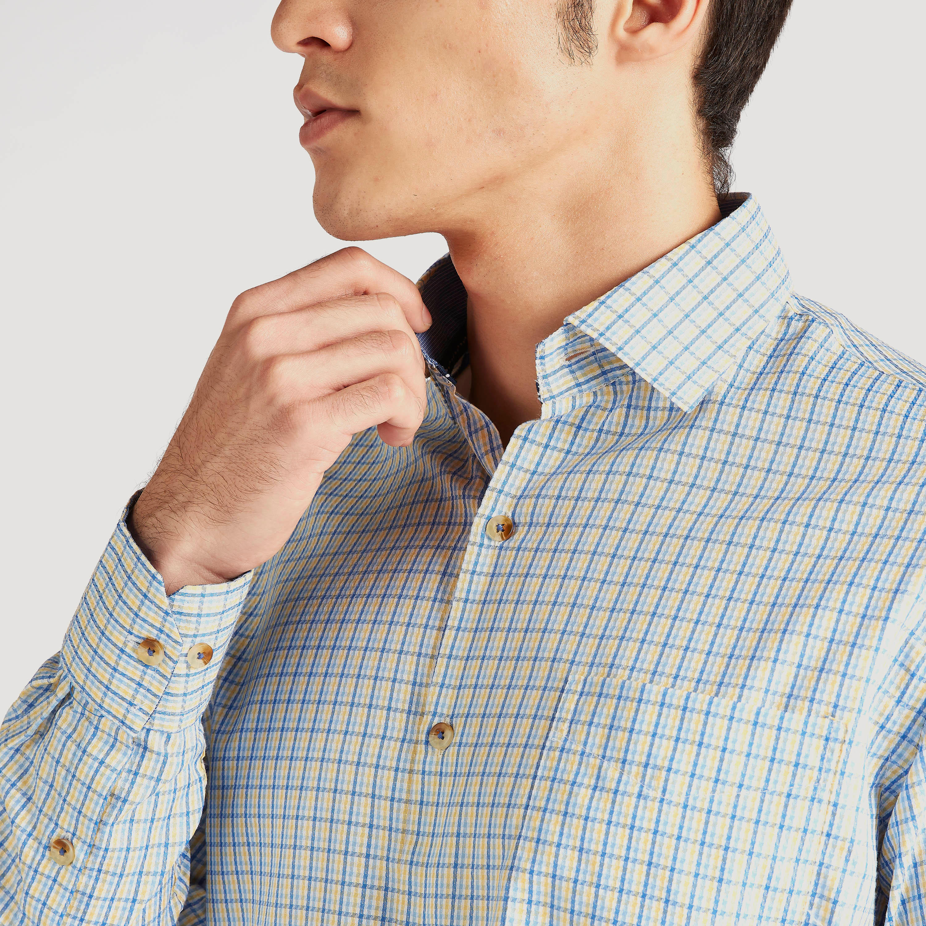 قميص رسمي كاروهات بزر علوي وأكمام طويلة وجيب على الصدر-men-clothing-shirts-image-5