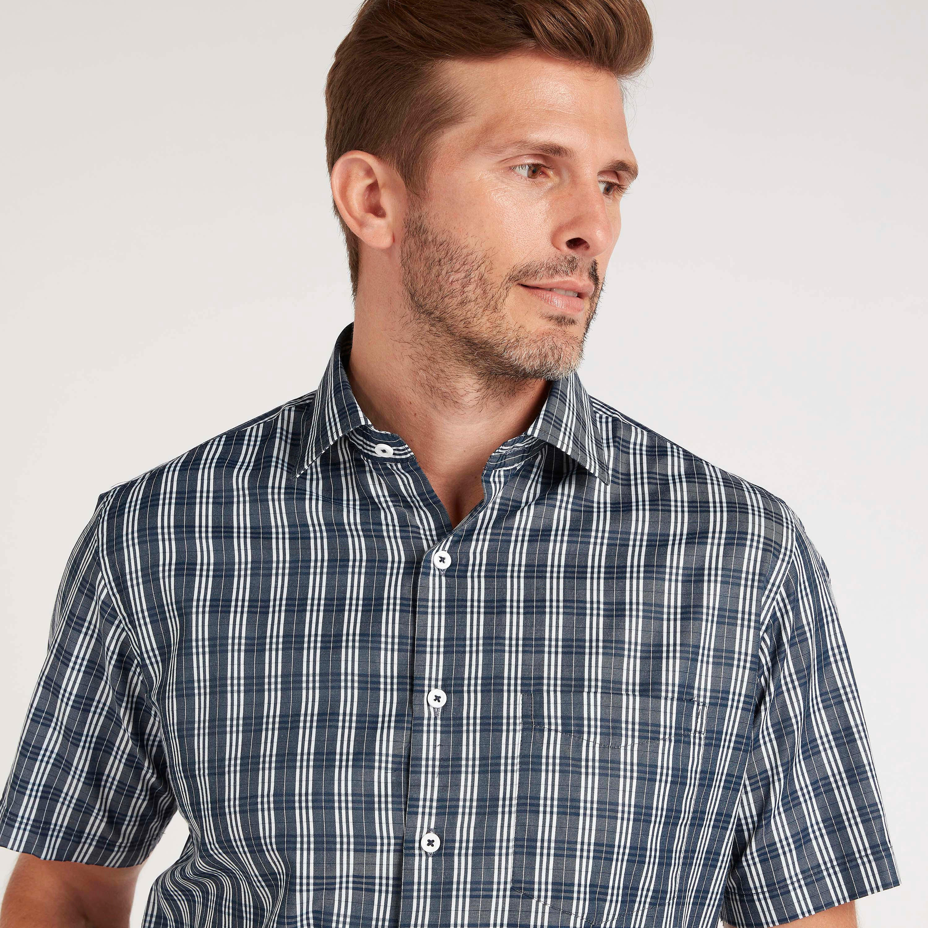 قميص كاروهات بأكمام قصيرة وجيب خارجي-men-clothing-shirts-image-3