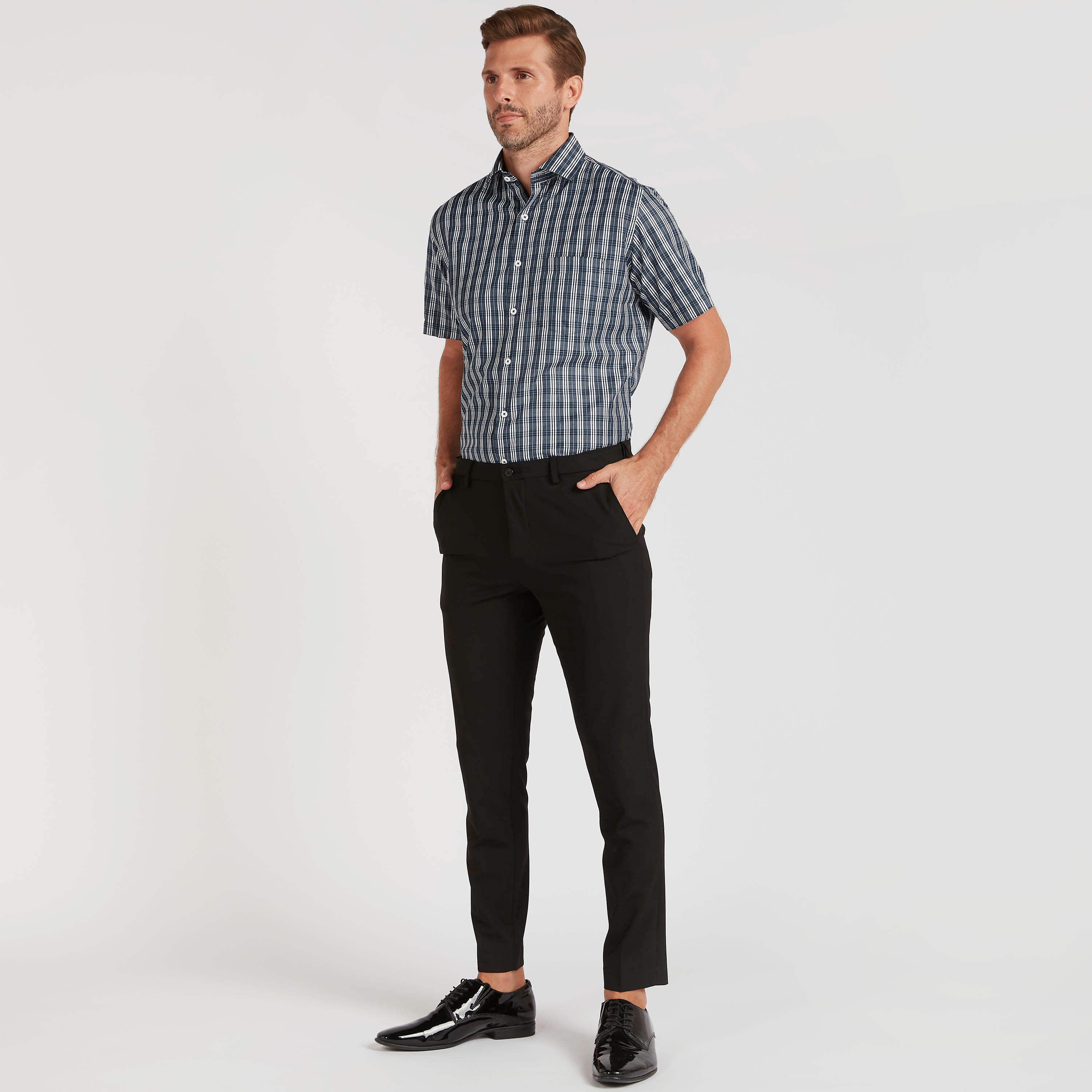 قميص كاروهات بأكمام قصيرة وجيب خارجي-men-clothing-shirts-image-2