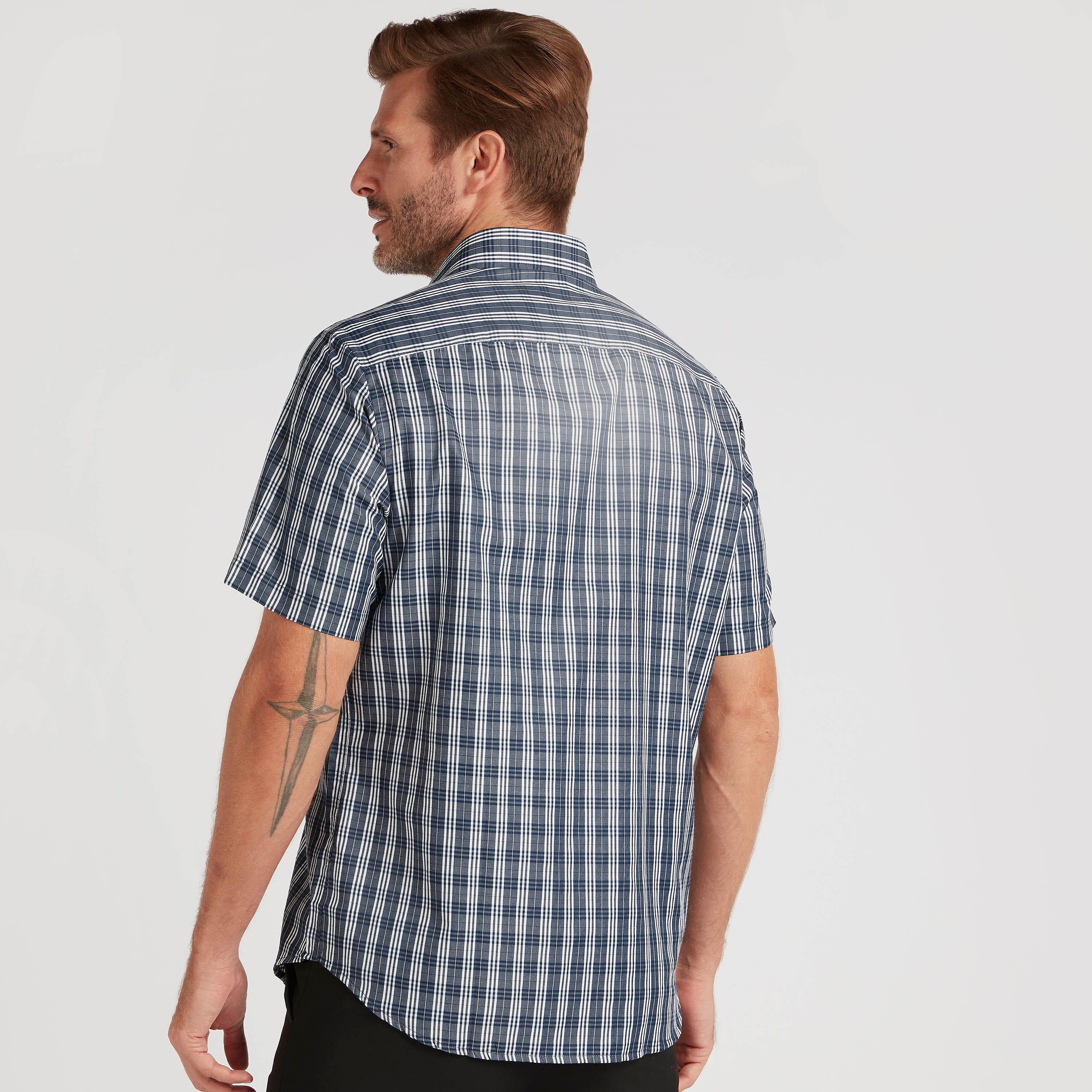 قميص كاروهات بأكمام قصيرة وجيب خارجي-men-clothing-shirts-image-1