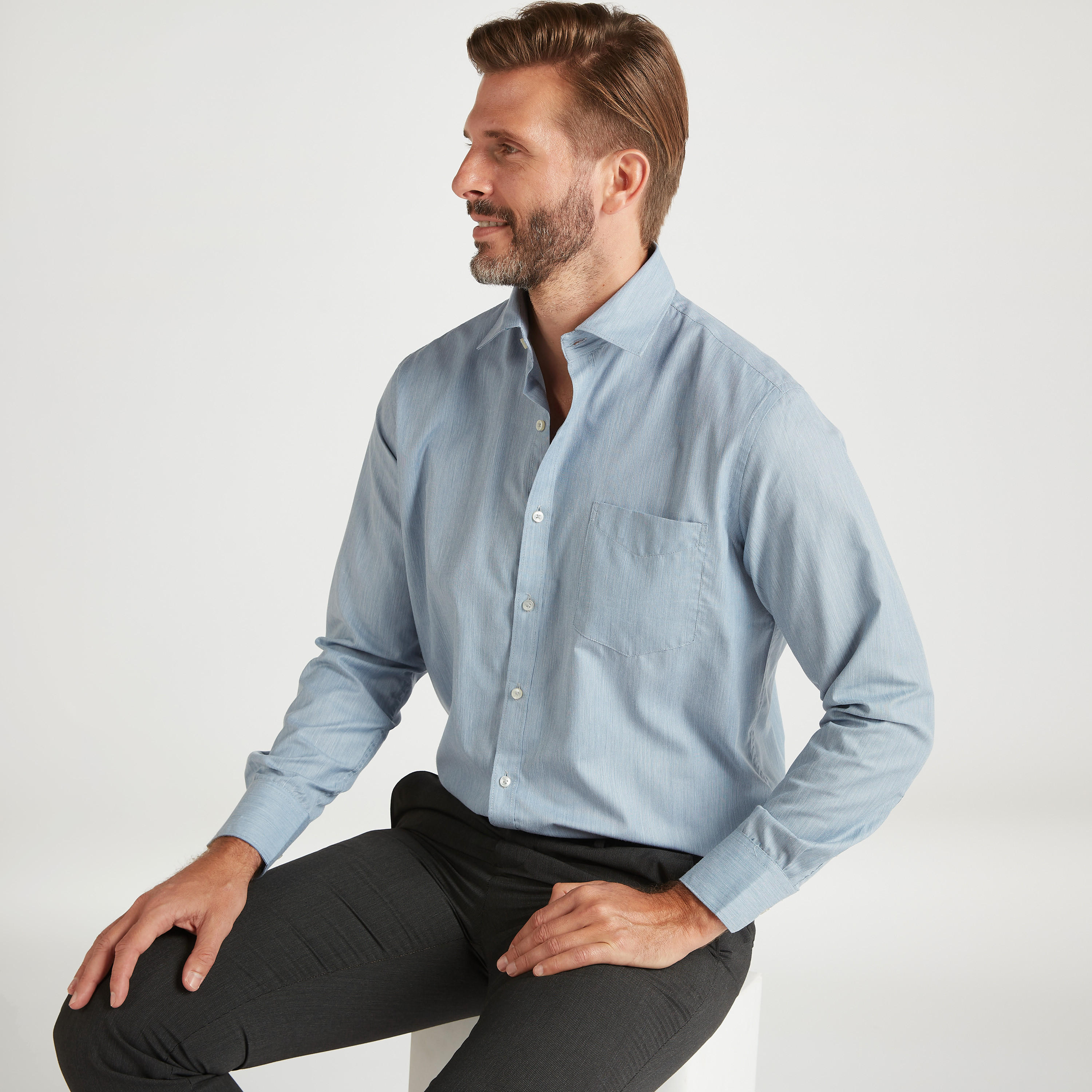 قميص شامبراي بارز الملمس بياقة واسعة وأكمام طويلة-men-clothing-shirts-image-1