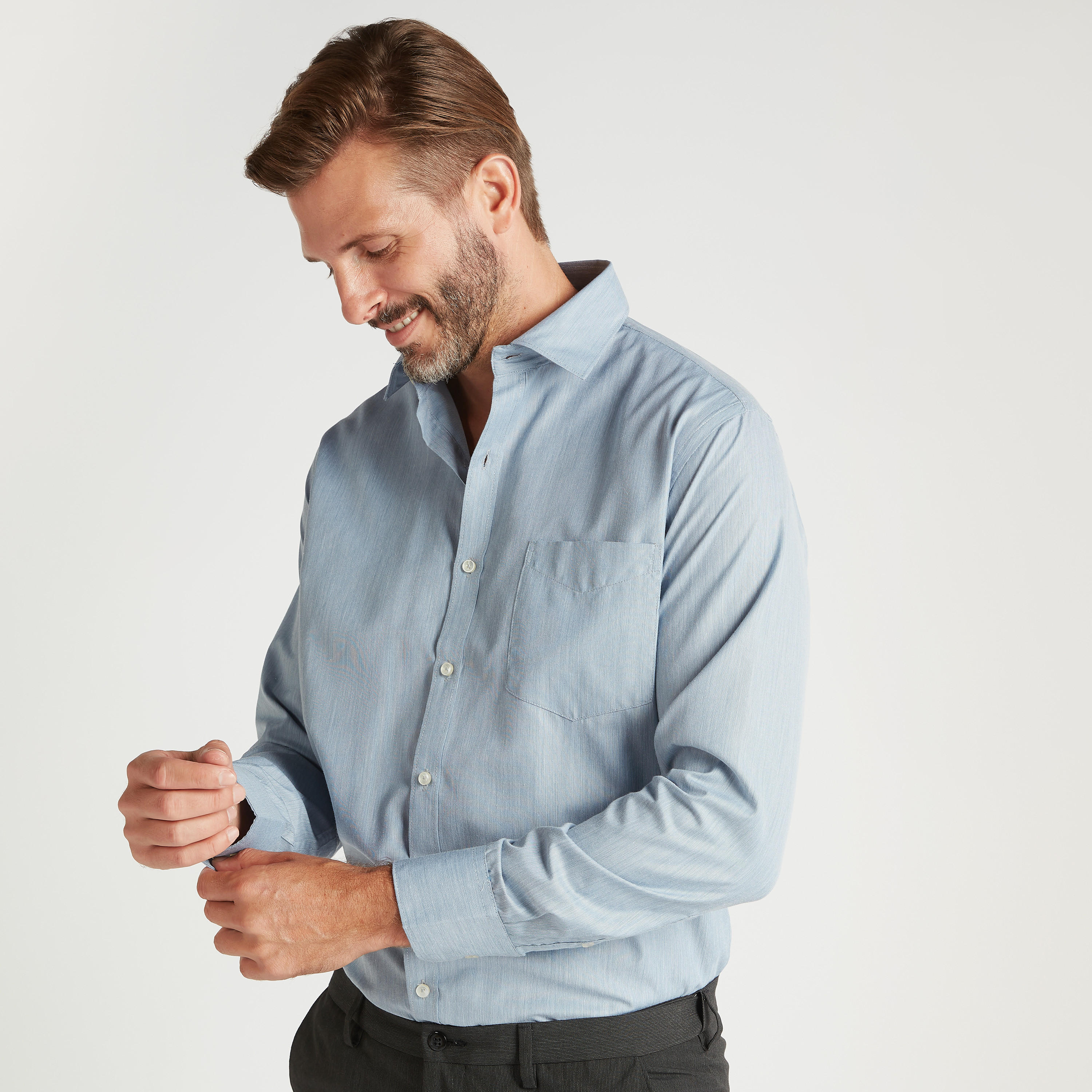 قميص شامبراي بارز الملمس بياقة واسعة وأكمام طويلة-men-clothing-shirts-image-5