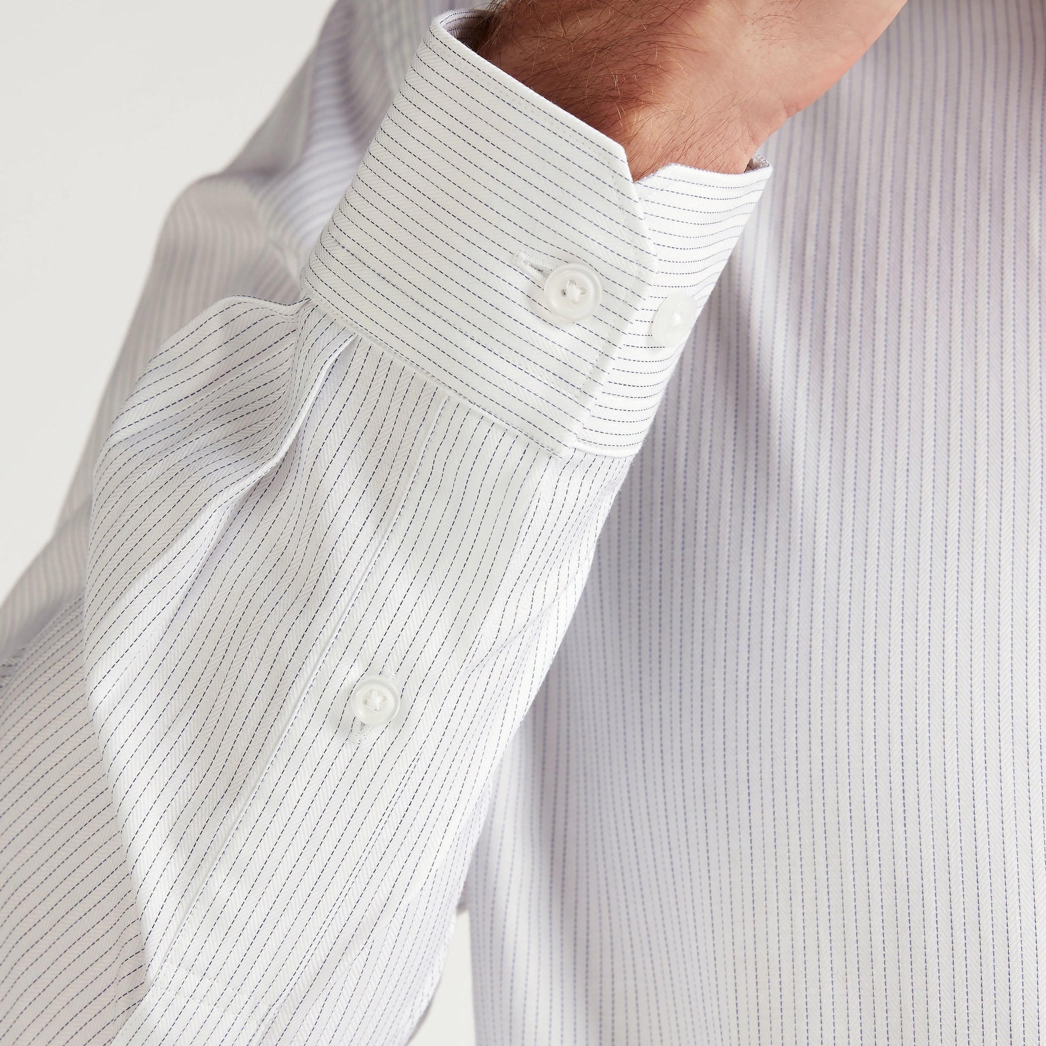 قميص مقلّم بياقة واسعة وأكمام طويلة-men-clothing-shirts-image-1