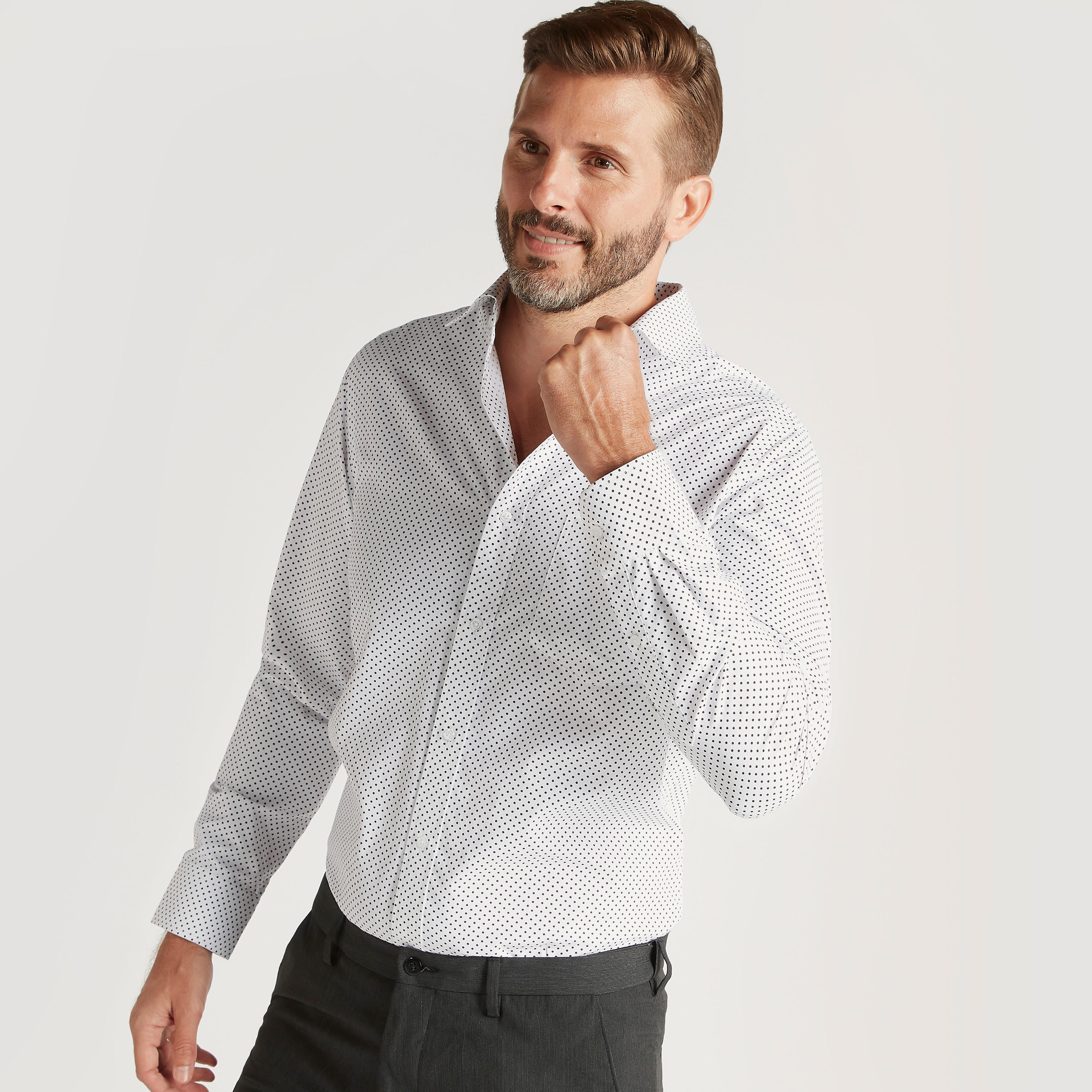 قميص رسمي بطبعات منقّطة وجيب وأكمام طويلة-men-clothing-shirts-image-1