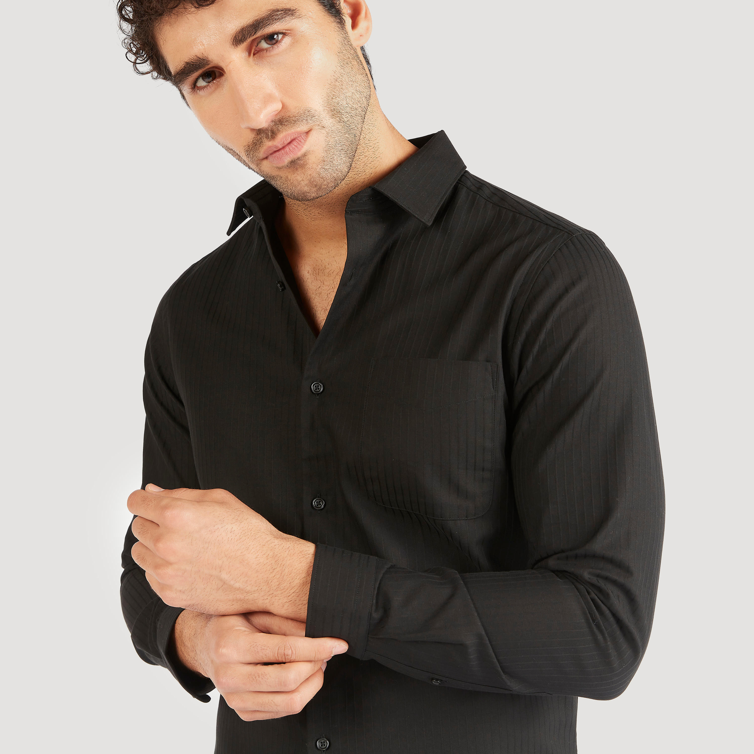 قميص مقلّم بقصّة سليم وأكمام طويلة وجيب وأزرار-men-clothing-shirts-image-3