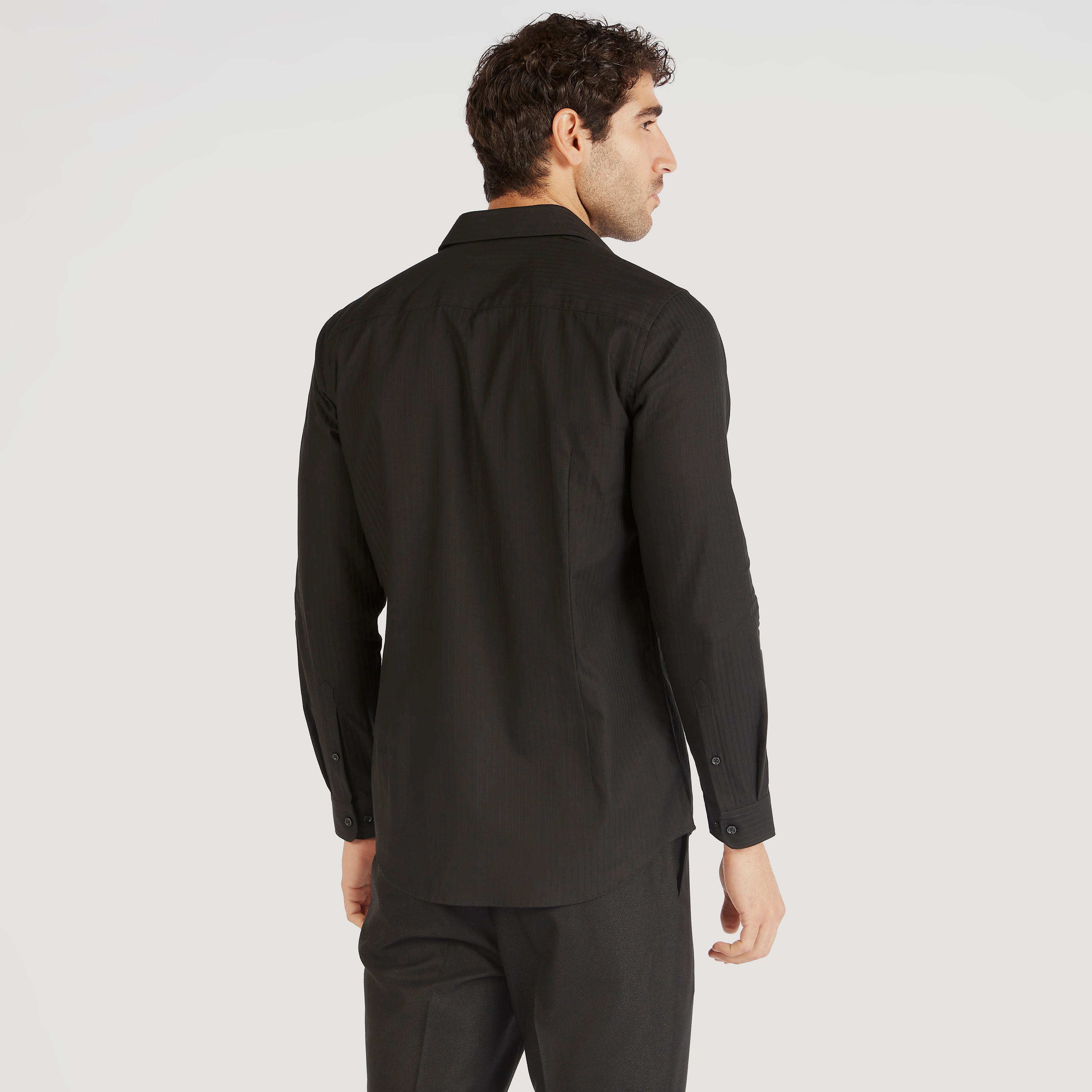 قميص مقلّم بقصّة سليم وأكمام طويلة وجيب وأزرار-men-clothing-shirts-image-4