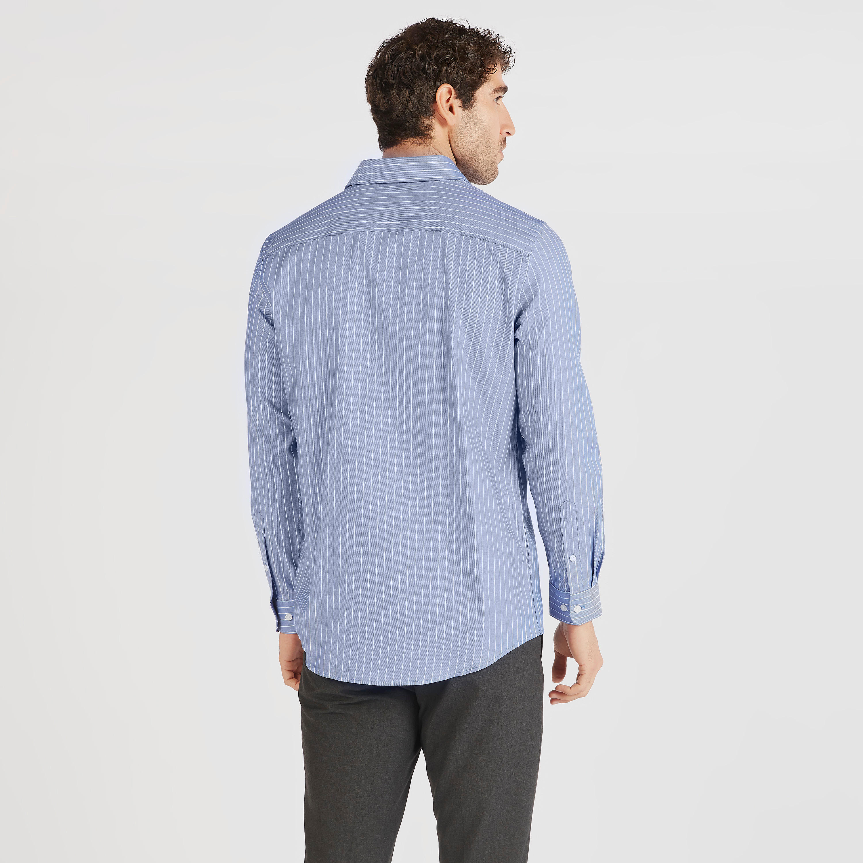 قميص مخطط بزر علوي وأكمام طويلة وجيب على الصدر-men-clothing-shirts-image-4