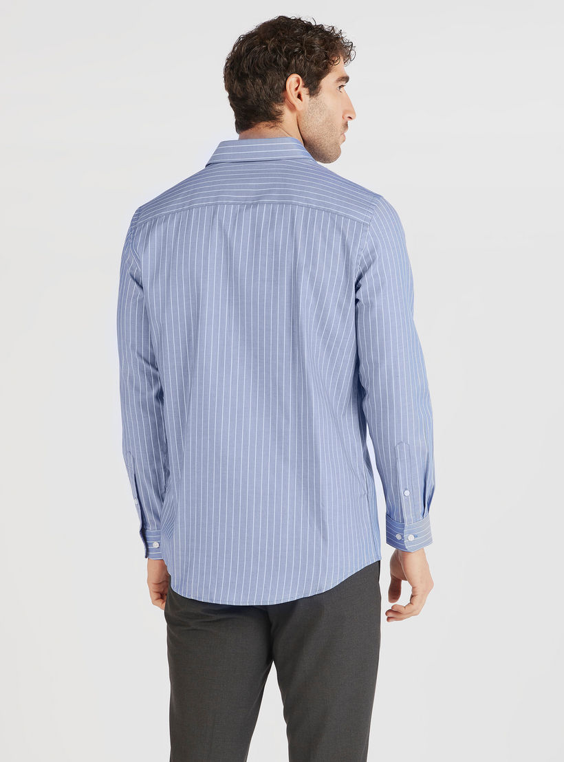 قميص مخطط بزر علوي وأكمام طويلة وجيب على الصدر-men-clothing-shirts-image-4
