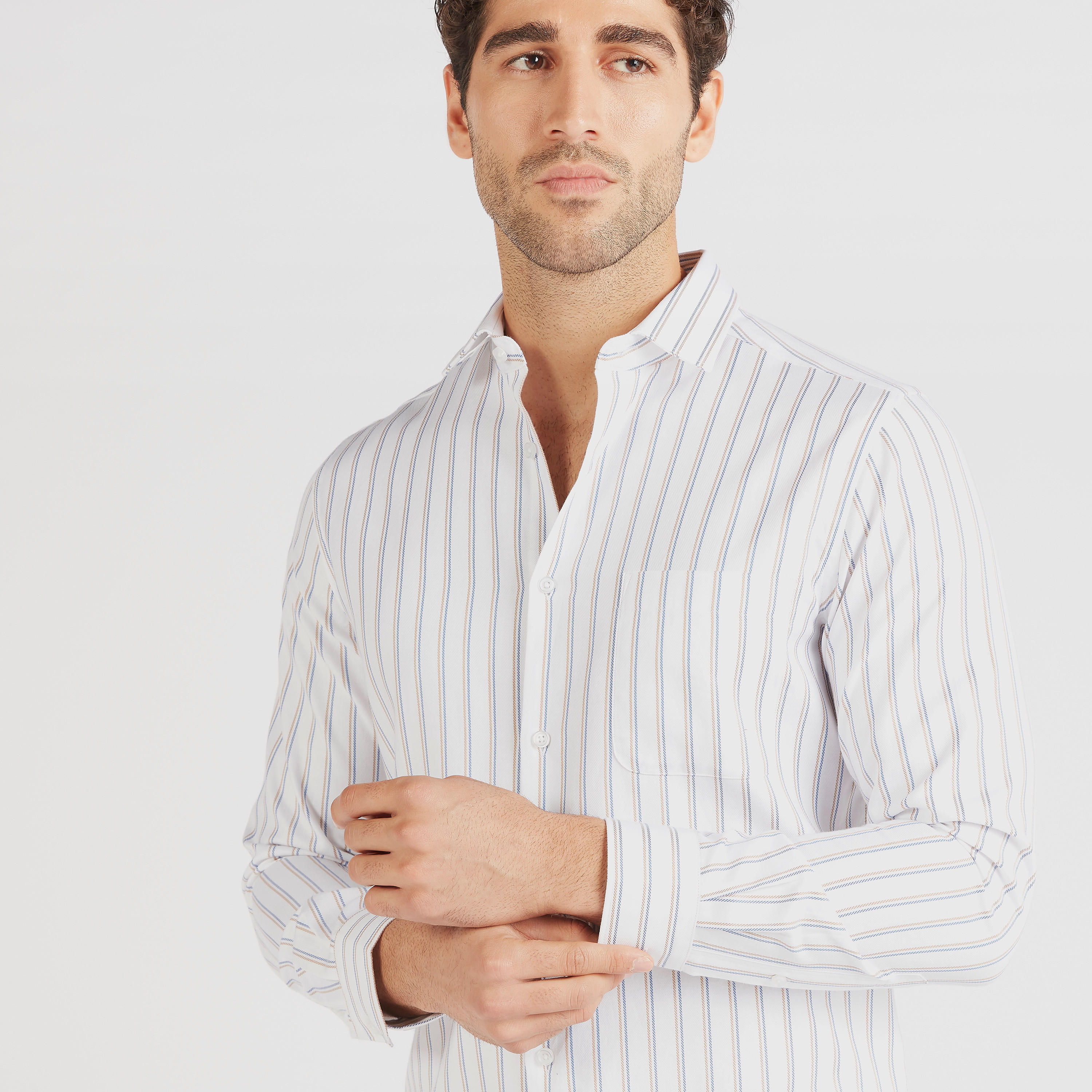 قميص مقلّم بأزرار وأكمام طويلة وجيوب-men-clothing-shirts-image-3