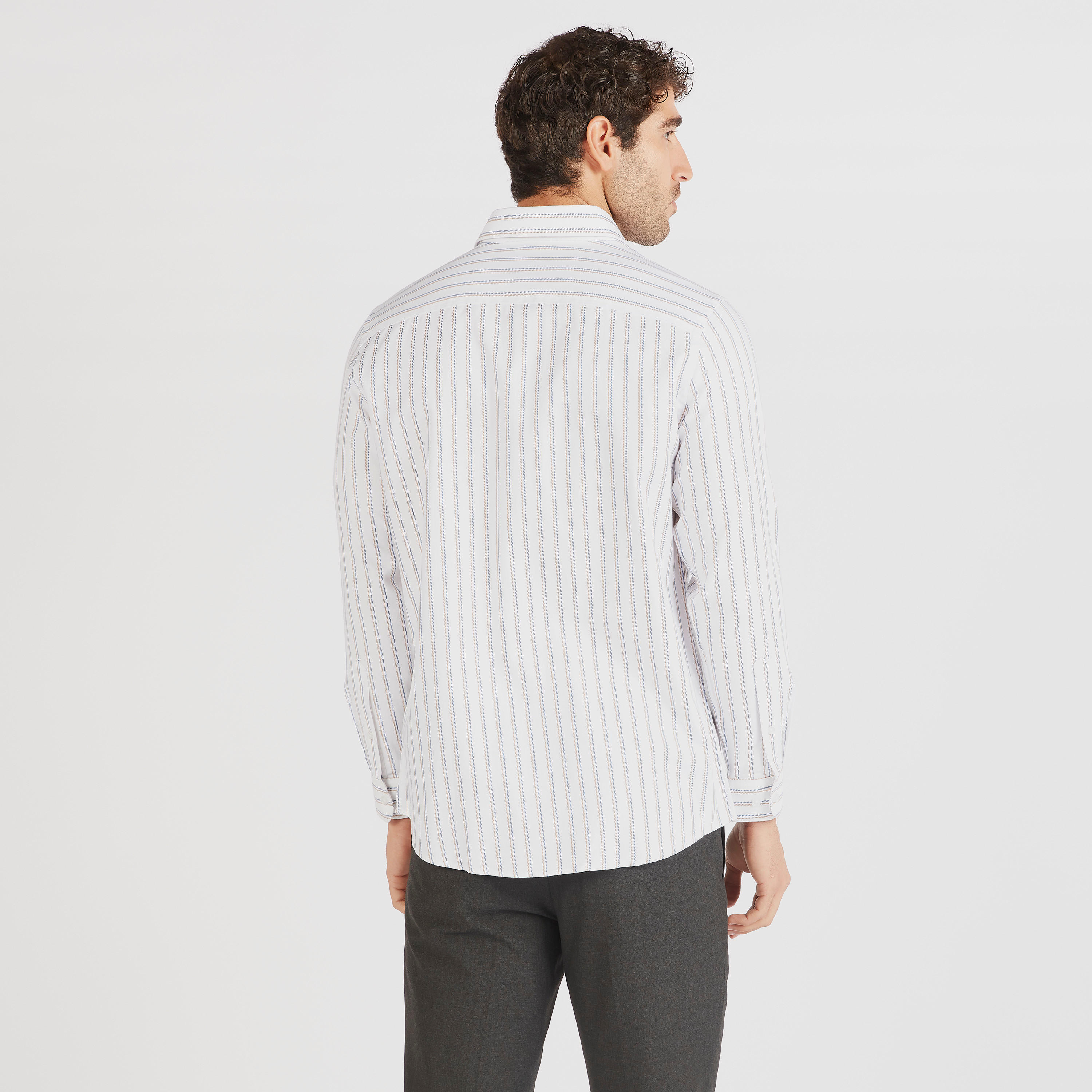 قميص مقلّم بأزرار وأكمام طويلة وجيوب-men-clothing-shirts-image-4