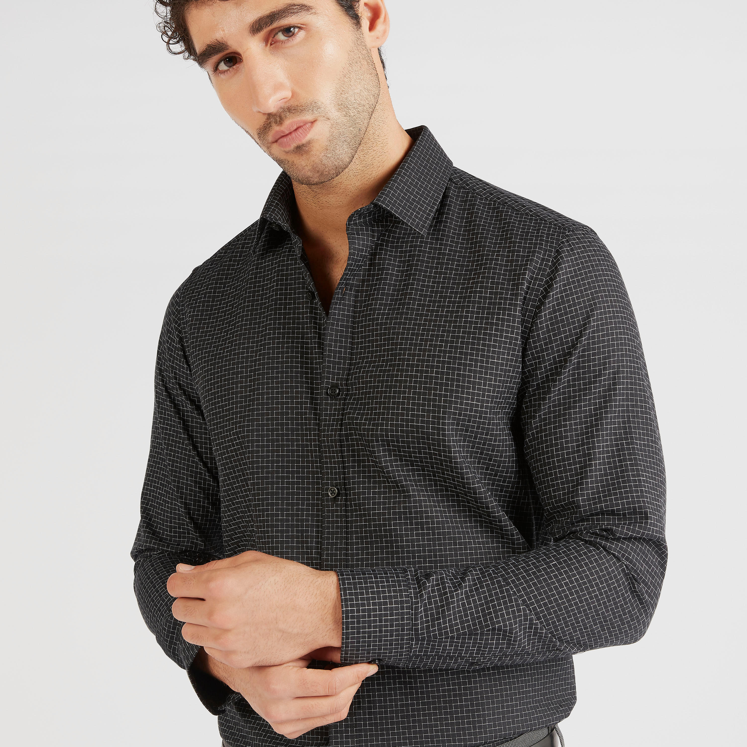 قميص بقصة سليم وأكمام طويلة وياقة عادية وطبعات-men-clothing-shirts-image-3