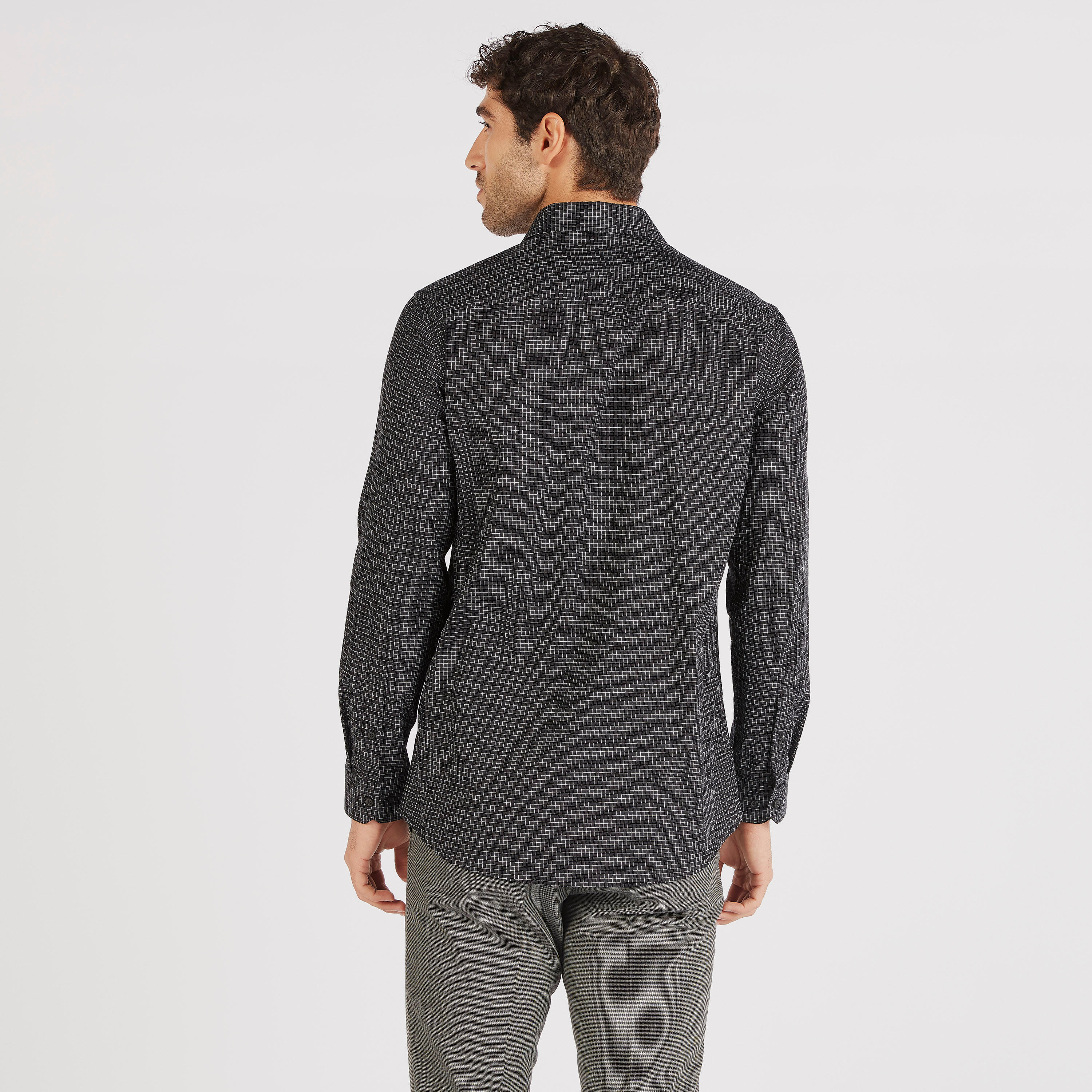 قميص بقصة سليم وأكمام طويلة وياقة عادية وطبعات-men-clothing-shirts-image-4