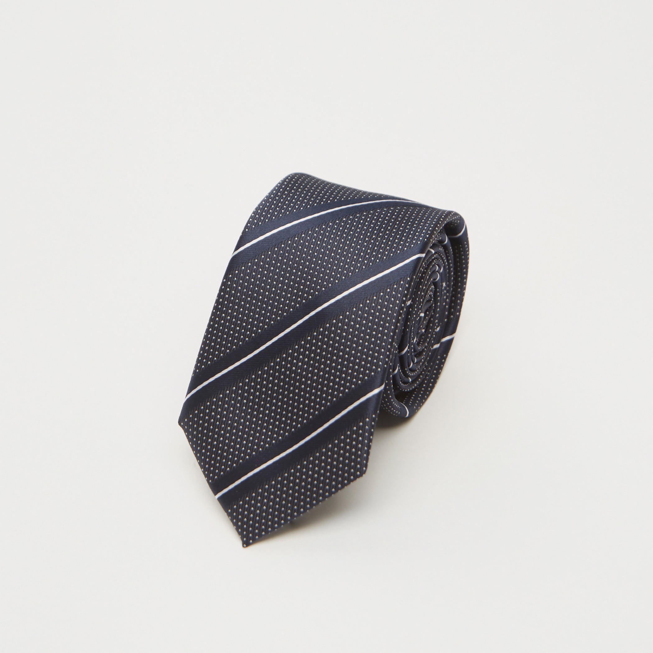 ربطة عنق بقصّة عادية وطبعات-men-tiesandcufflinks-pocketsquares-image-3