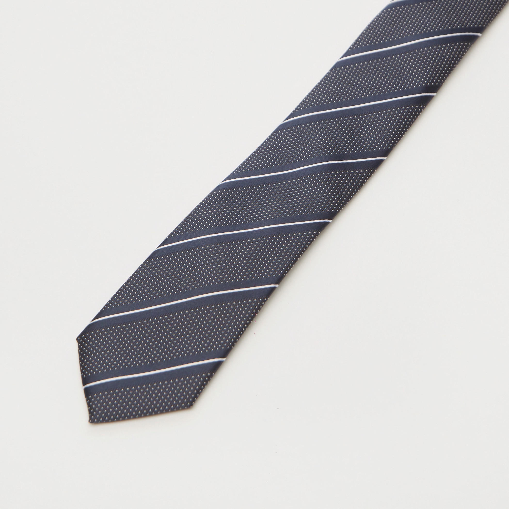 ربطة عنق بقصّة عادية وطبعات-men-tiesandcufflinks-pocketsquares-image-2