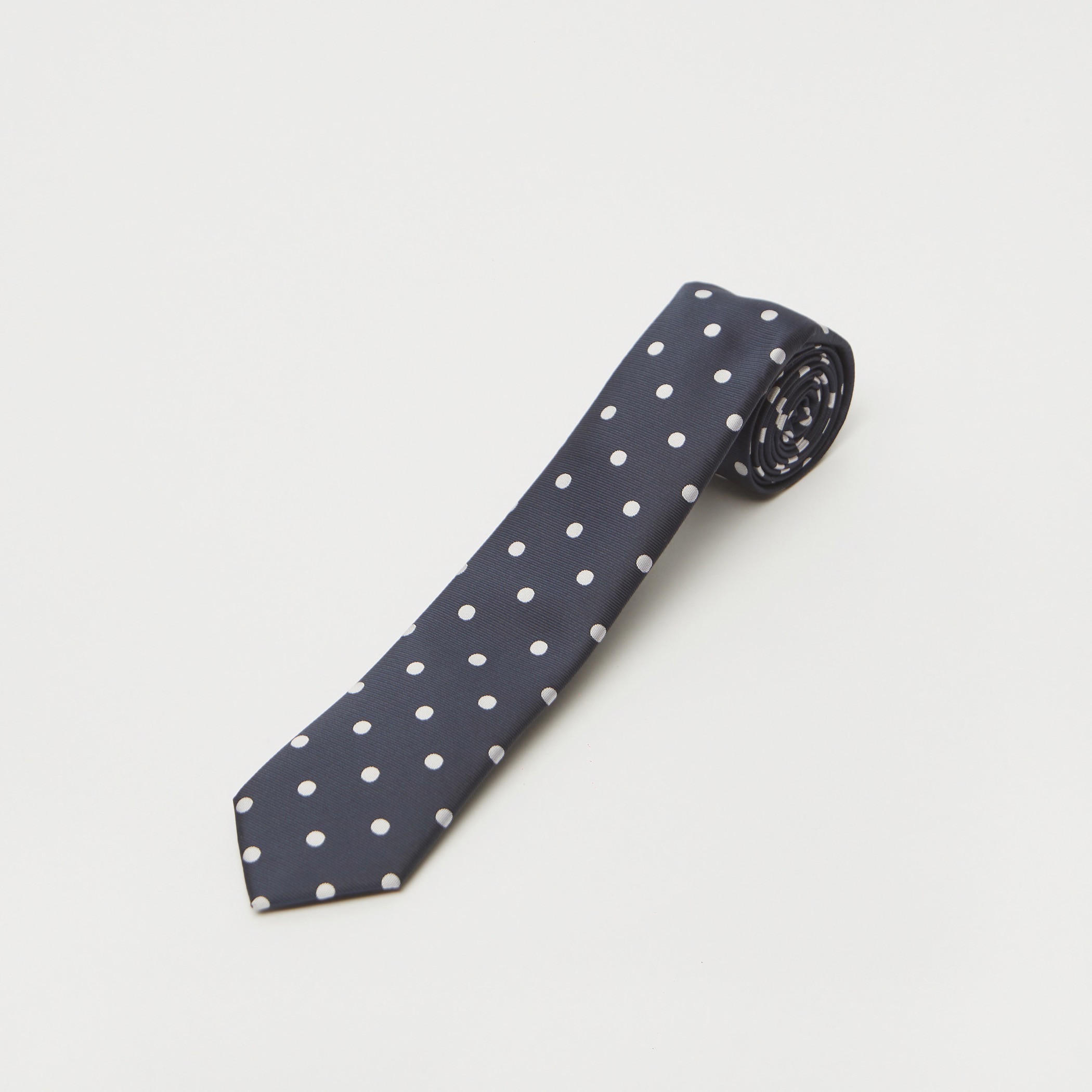 ربطة عنق بقصة سليم وطبعات منقّطة-men-tiesandcufflinks-pocketsquares-image-1