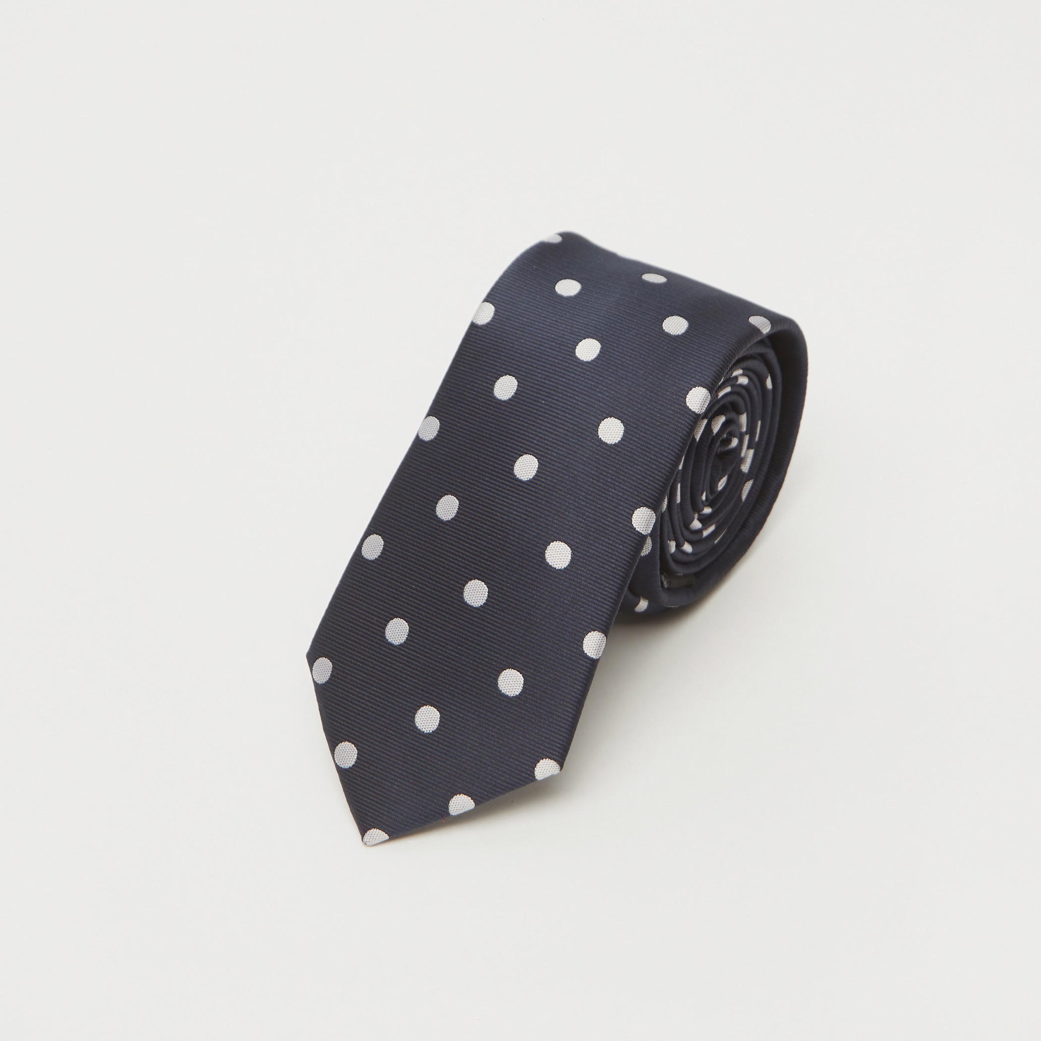 ربطة عنق بقصة سليم وطبعات منقّطة-men-tiesandcufflinks-pocketsquares-image-2