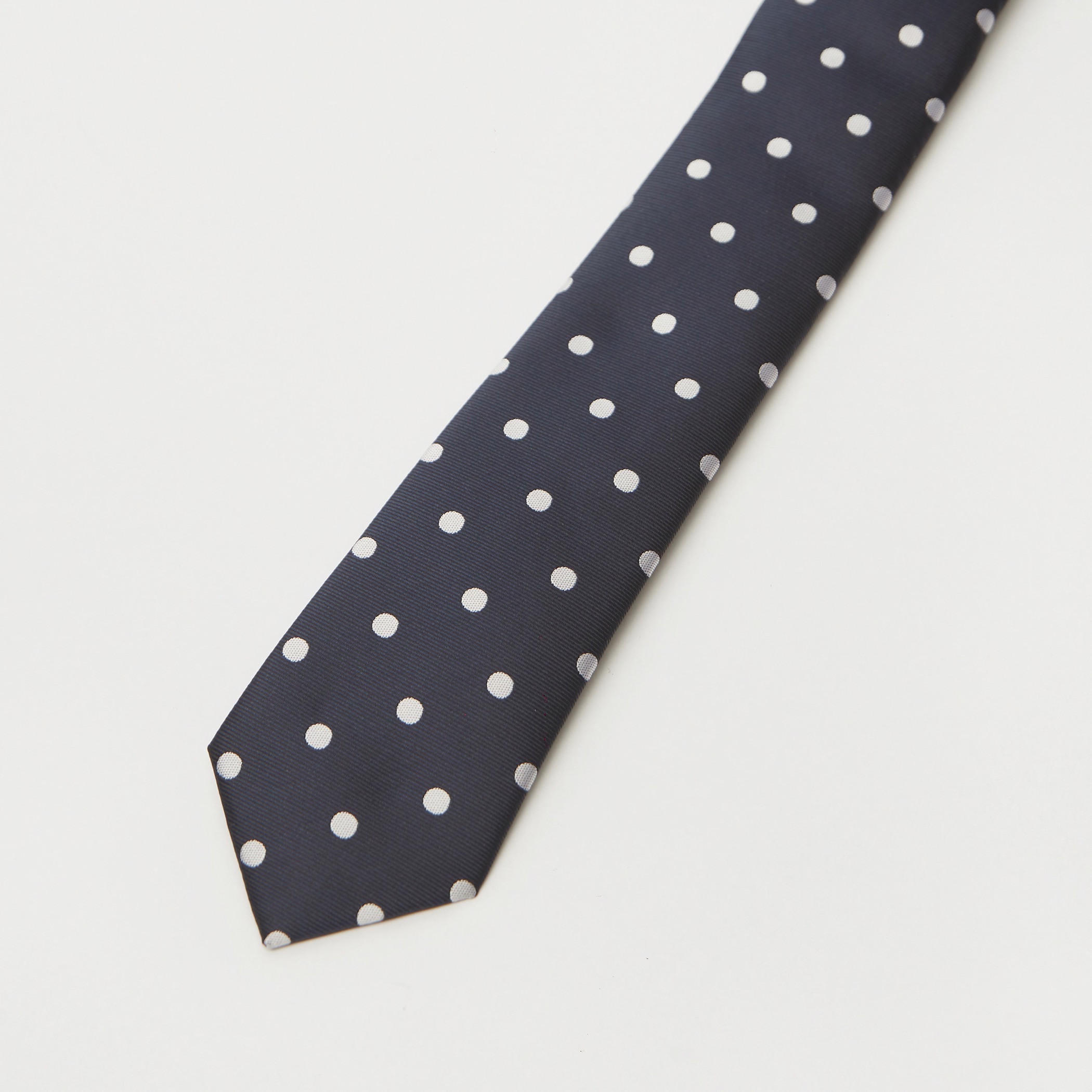 ربطة عنق بقصة سليم وطبعات منقّطة-men-tiesandcufflinks-pocketsquares-image-3