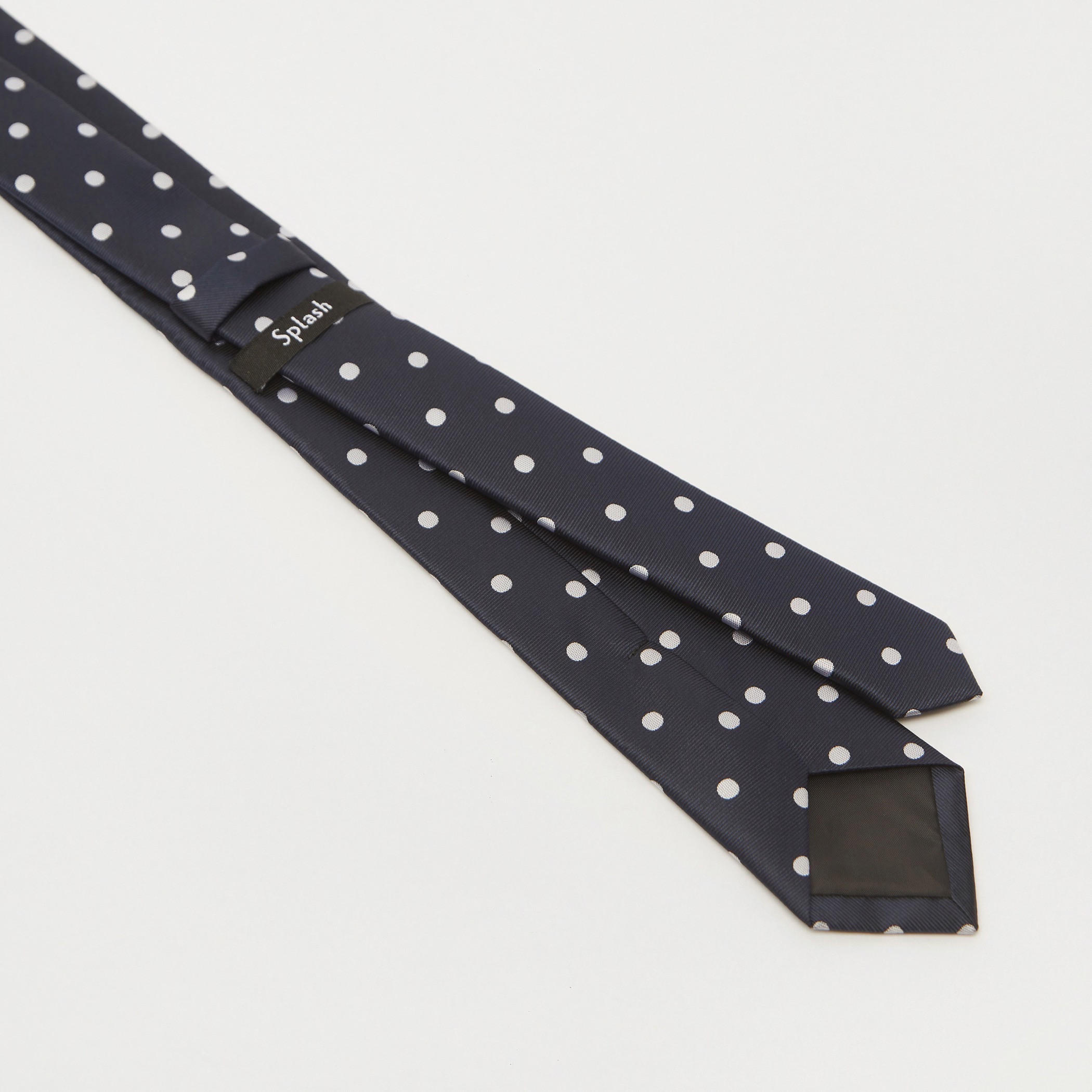 ربطة عنق بقصة سليم وطبعات منقّطة-men-tiesandcufflinks-pocketsquares-image-4