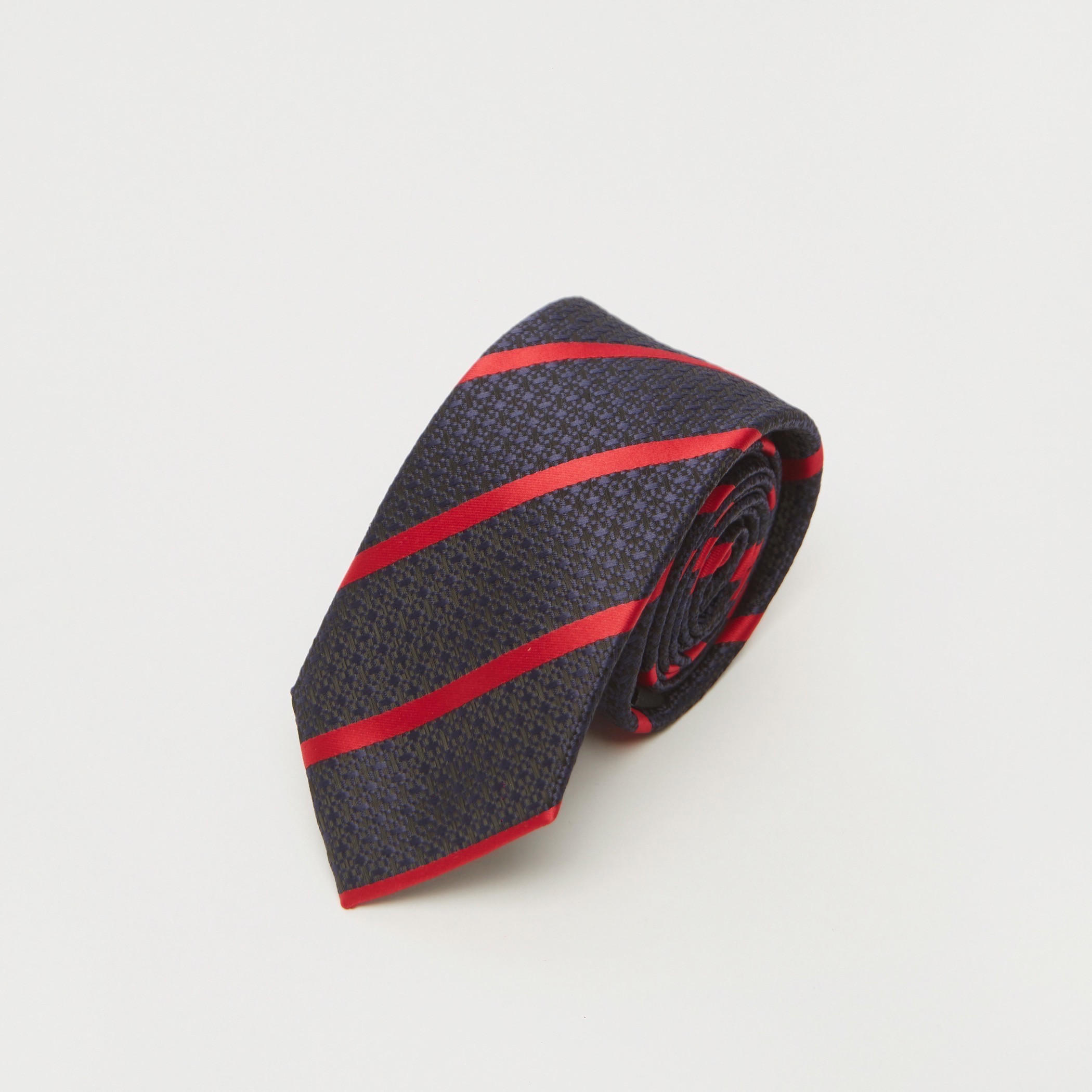 ربطة عنق مخطّطة بقصة سليم وحلقة تثبيت-men-tiesandcufflinks-pocketsquares-image-3