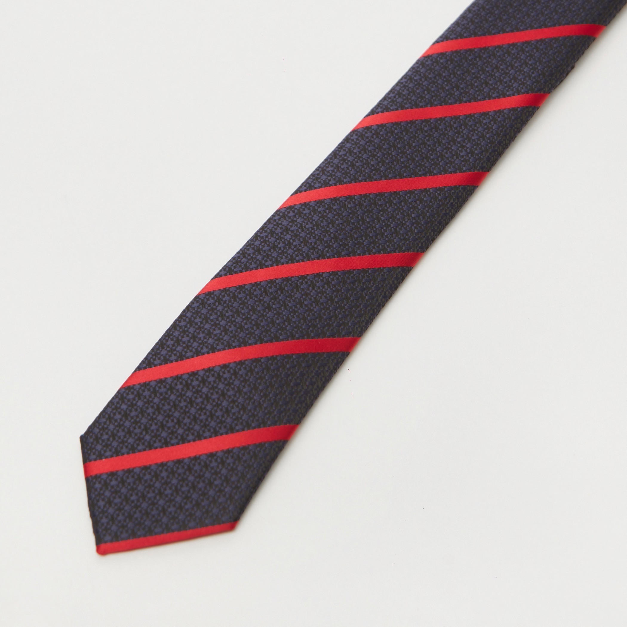 ربطة عنق مخطّطة بقصة سليم وحلقة تثبيت-men-tiesandcufflinks-pocketsquares-image-2