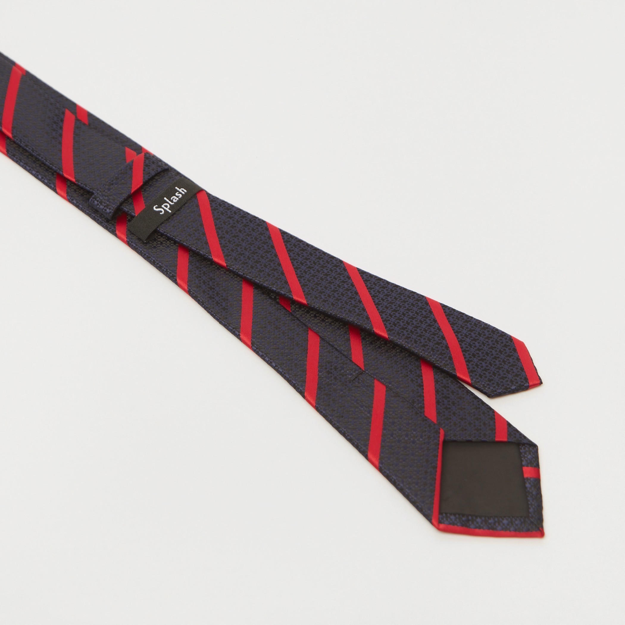 ربطة عنق مخطّطة بقصة سليم وحلقة تثبيت-men-tiesandcufflinks-pocketsquares-image-1