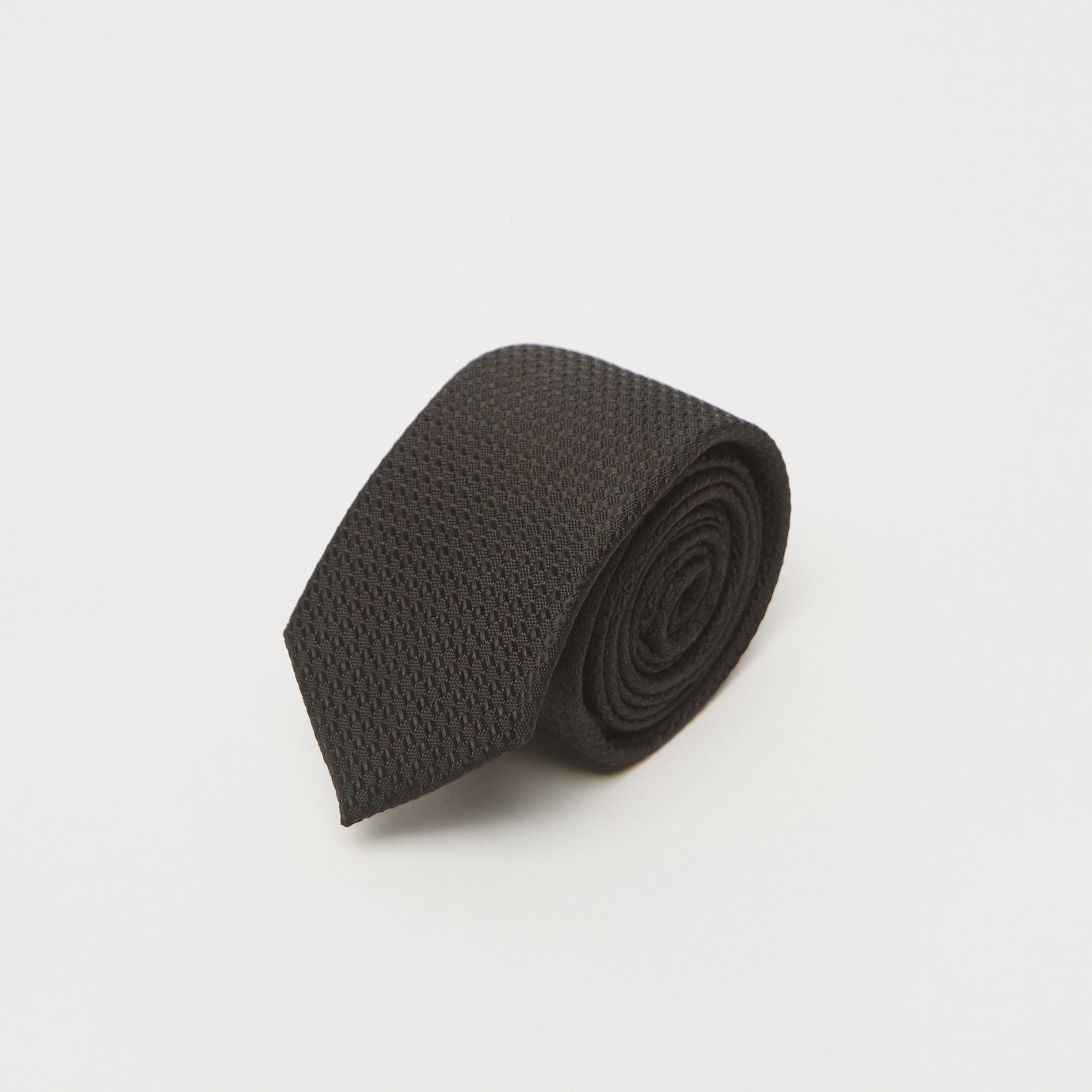 ربطة عنق بارزة الملمس بقصّة سليم-men-tiesandcufflinks-pocketsquares-image-2