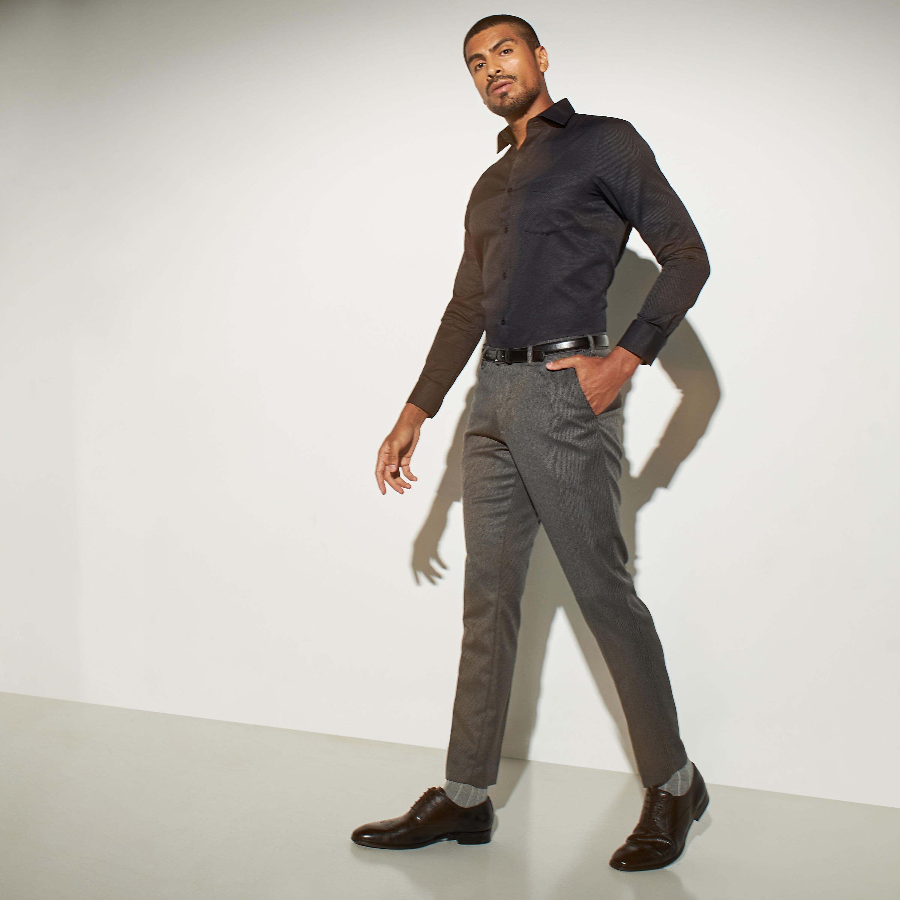 قميص رسمي دوبي بارز الملمس سهل الكي بجيب-men-clothing-shirts-image-2