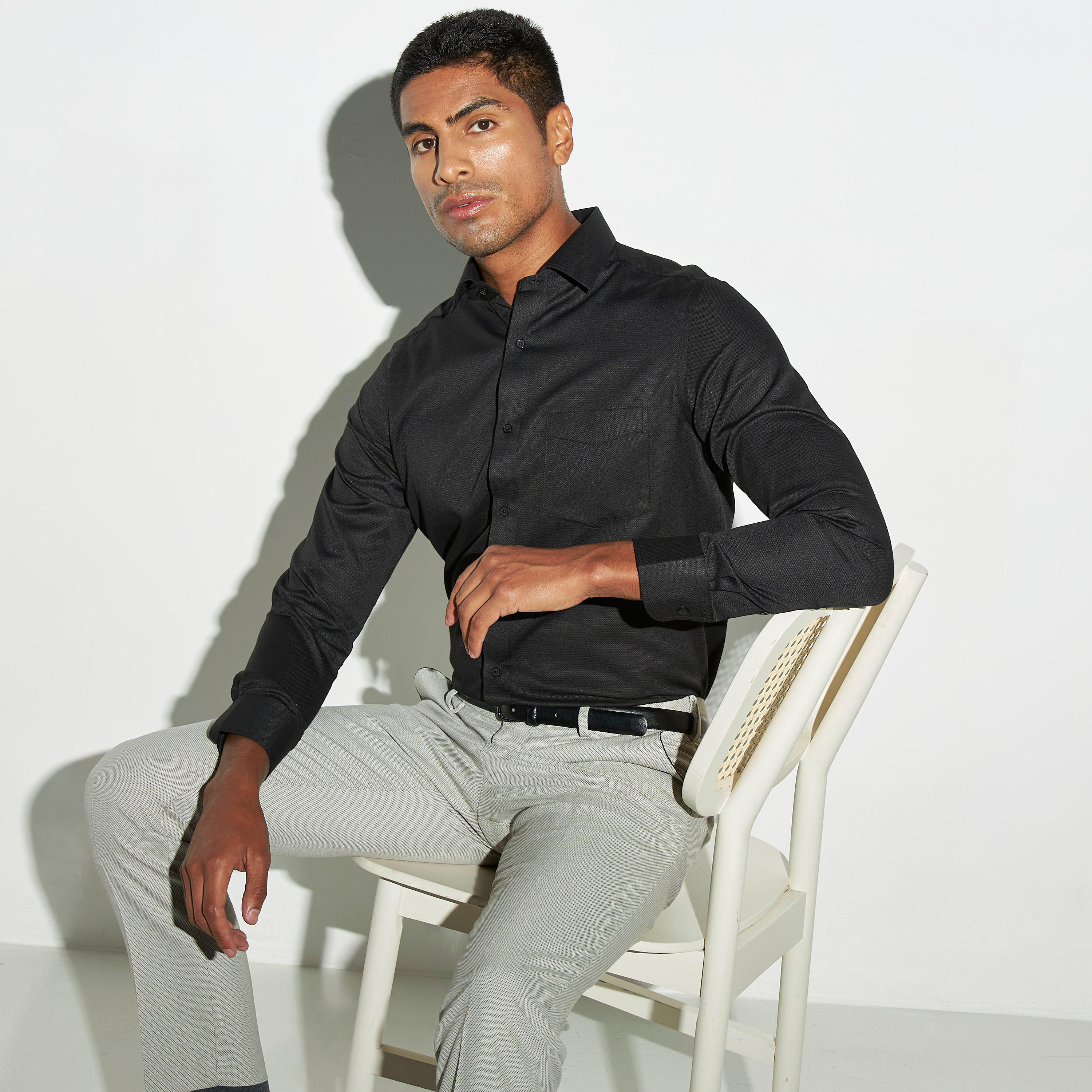 قميص سادة بقصة عادية وأكمام طويلة وجيب-men-clothing-shirts-image-1