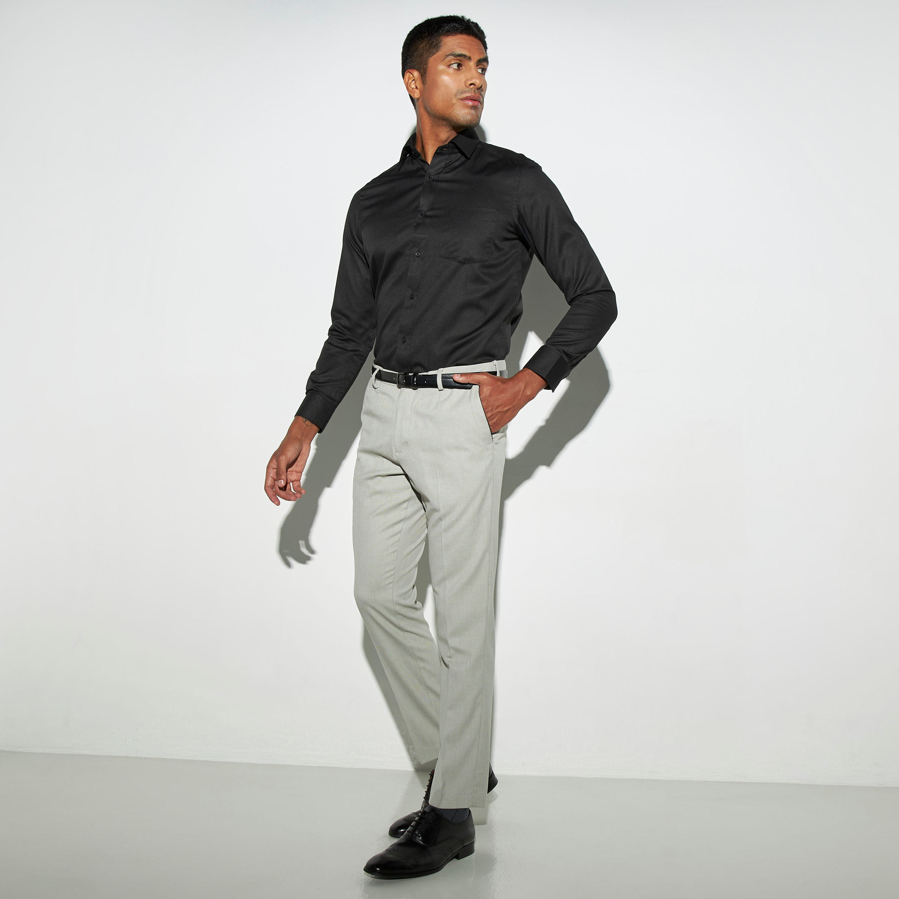 قميص سادة بقصة عادية وأكمام طويلة وجيب-men-clothing-shirts-image-2