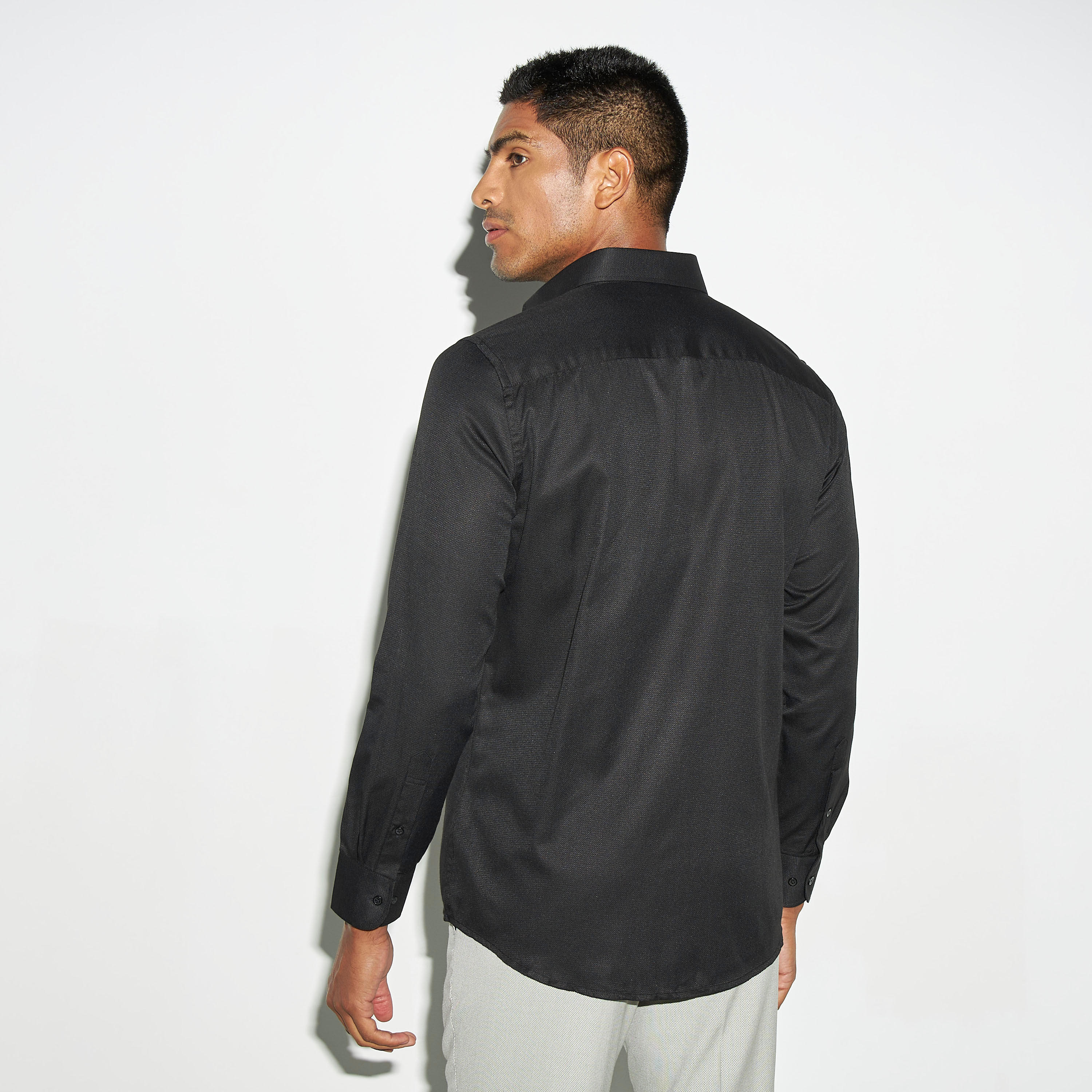 قميص سادة بقصة عادية وأكمام طويلة وجيب-men-clothing-shirts-image-3