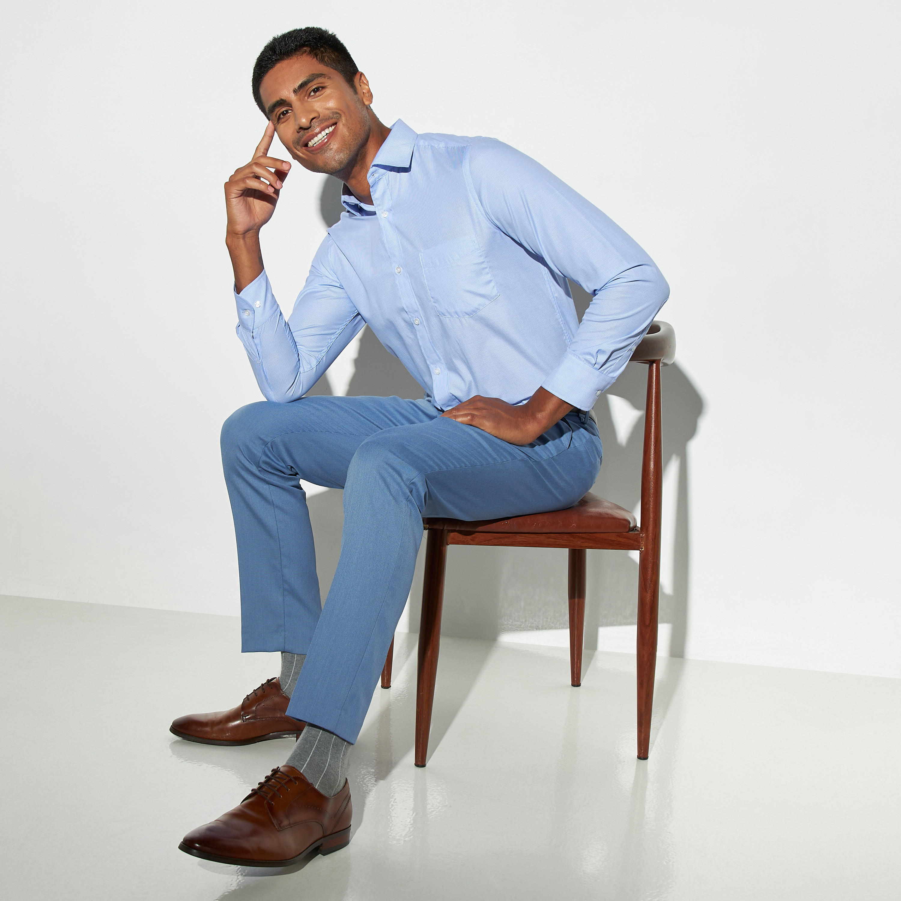 قميص مخطط سهل الكي بأكمام طويلة وجيب على الصدر-men-clothing-shirts-image-2