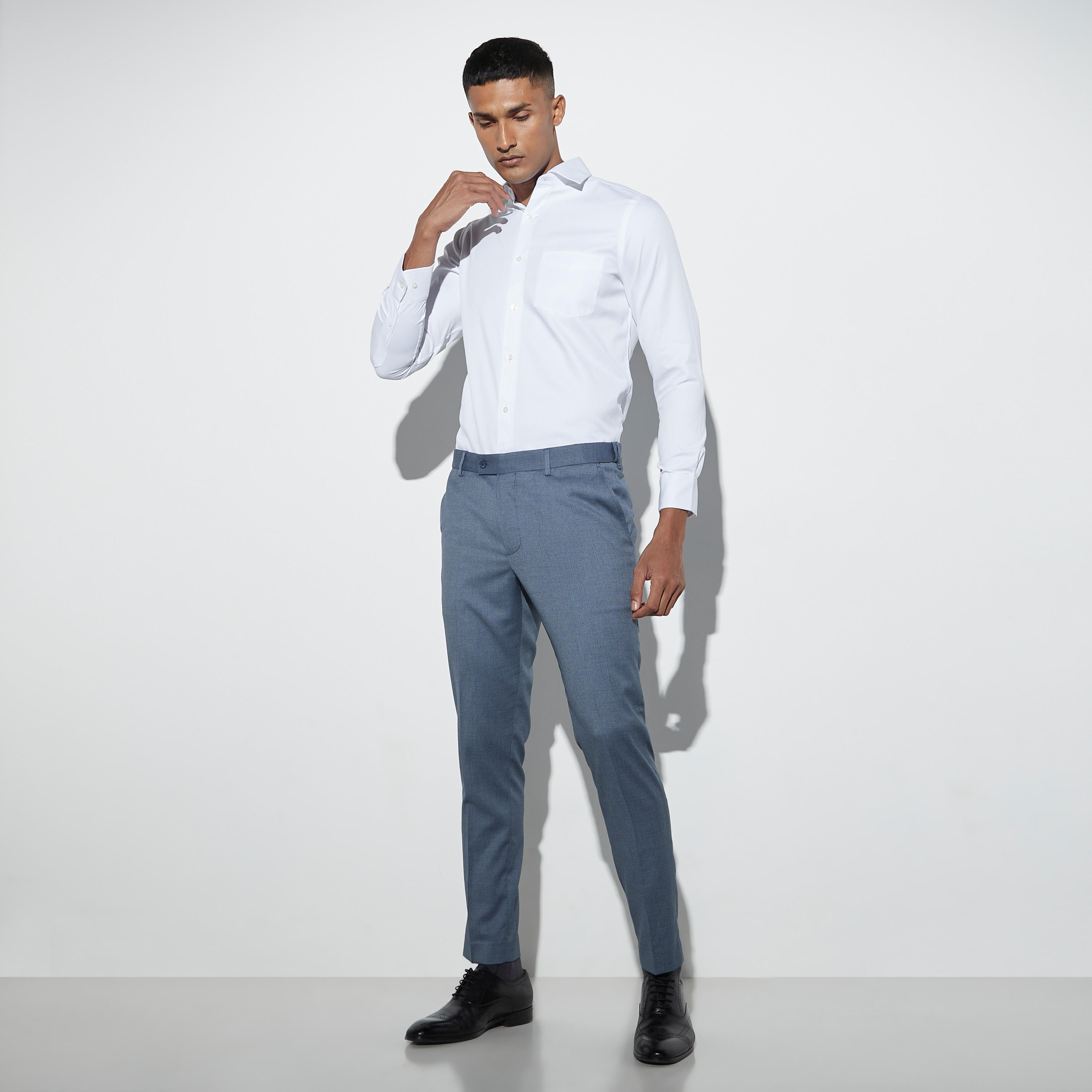 قميص سادة سهل الكي بأكمام طويلة وجيب على الصدر-men-clothing-shirts-image-2