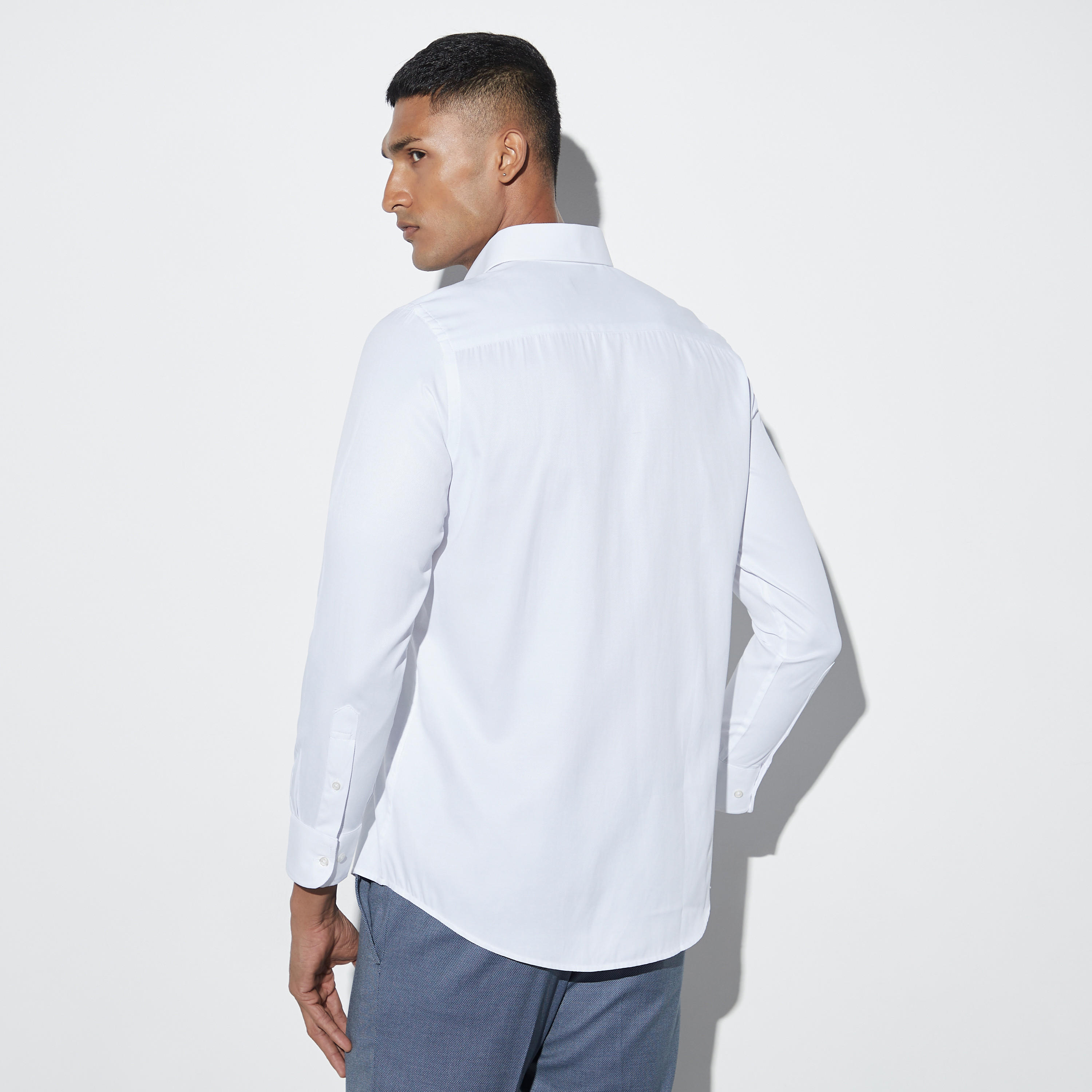 قميص سادة سهل الكي بأكمام طويلة وجيب على الصدر-men-clothing-shirts-image-3