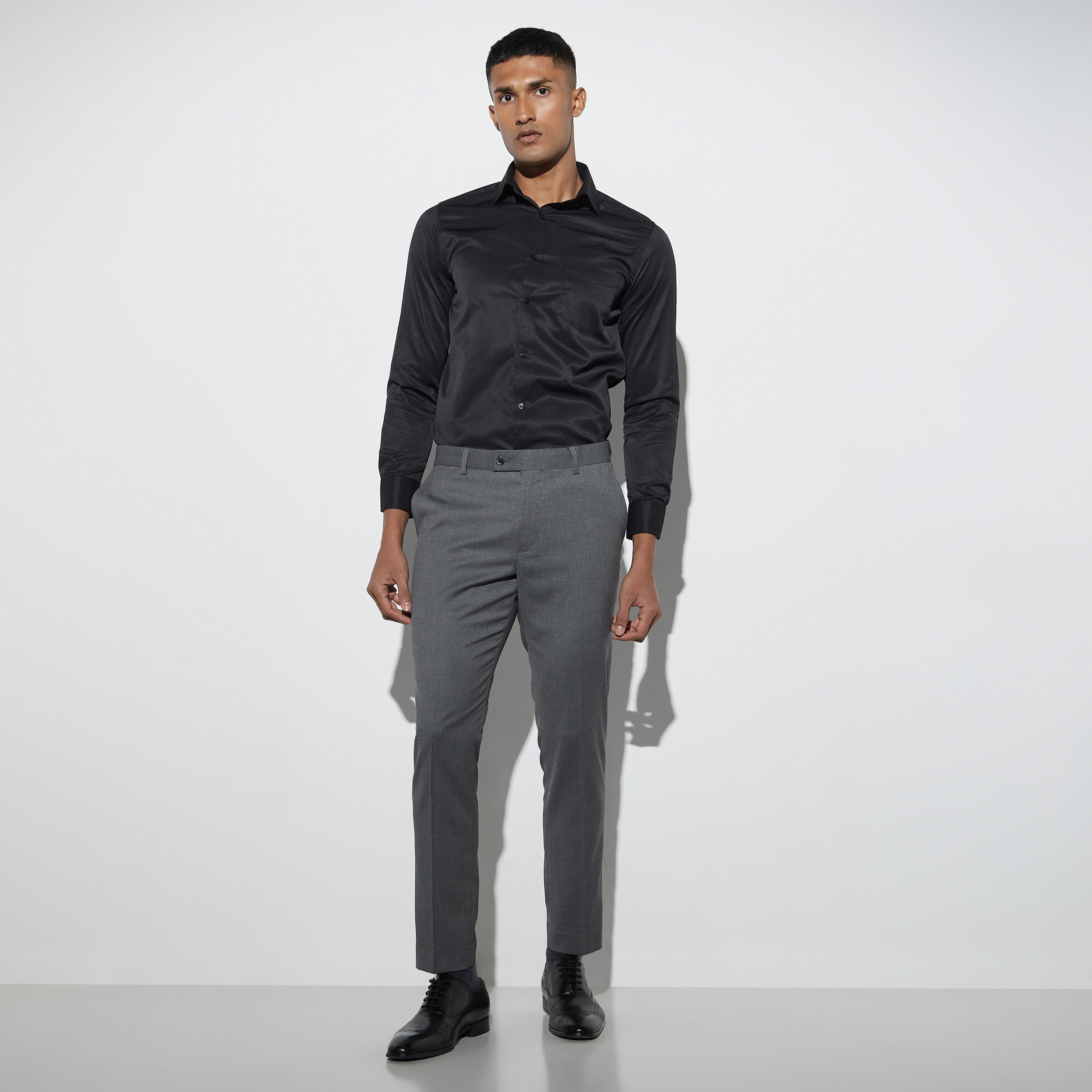 قميص سادة سهل الكي بأكمام طويلة وجيب على الصدر-men-clothing-shirts-image-2