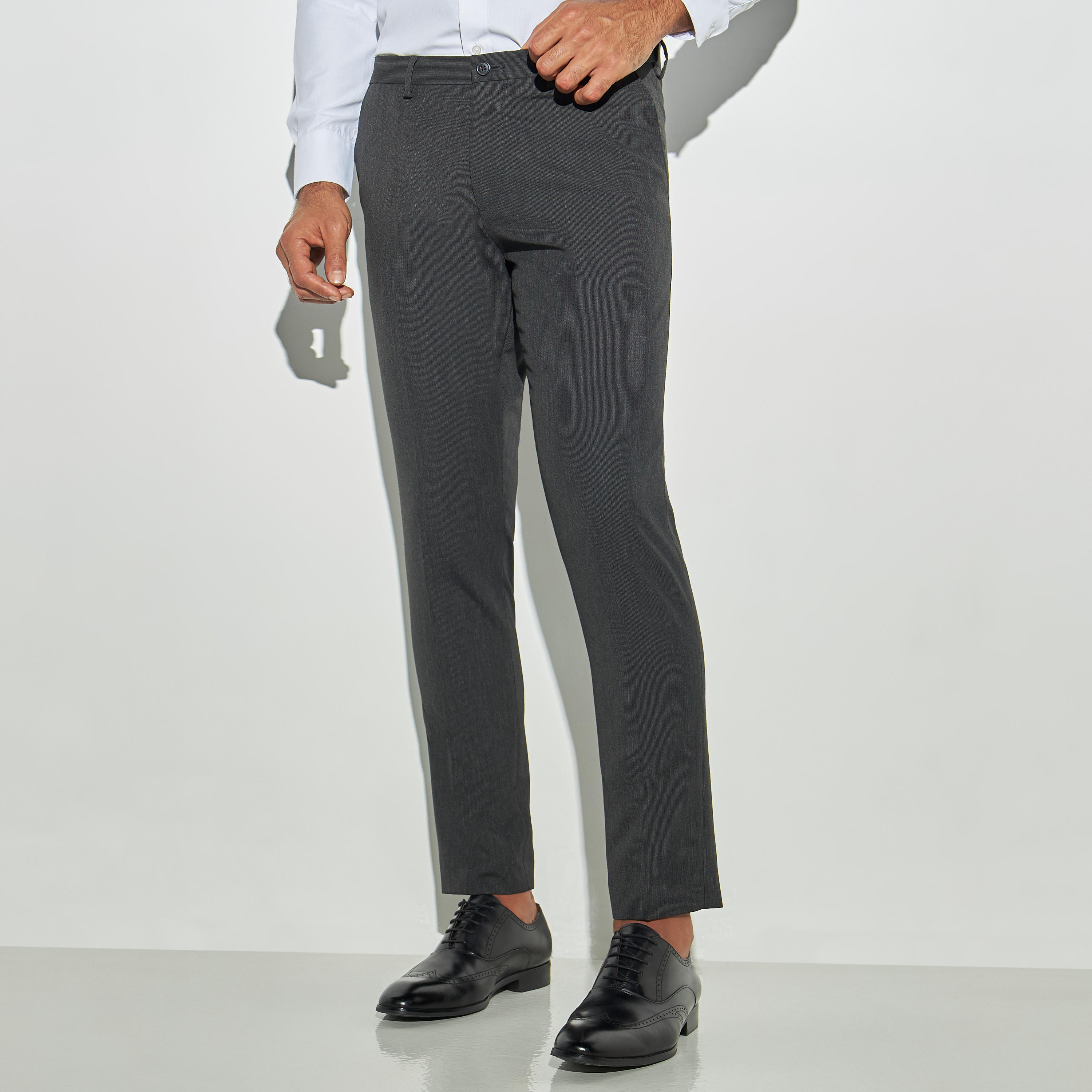 بنطلون طويل بارز الملمس بقصة مريحة وزر إغلاق-men-clothing-bottoms-trousersandchinos-trousers-image-4