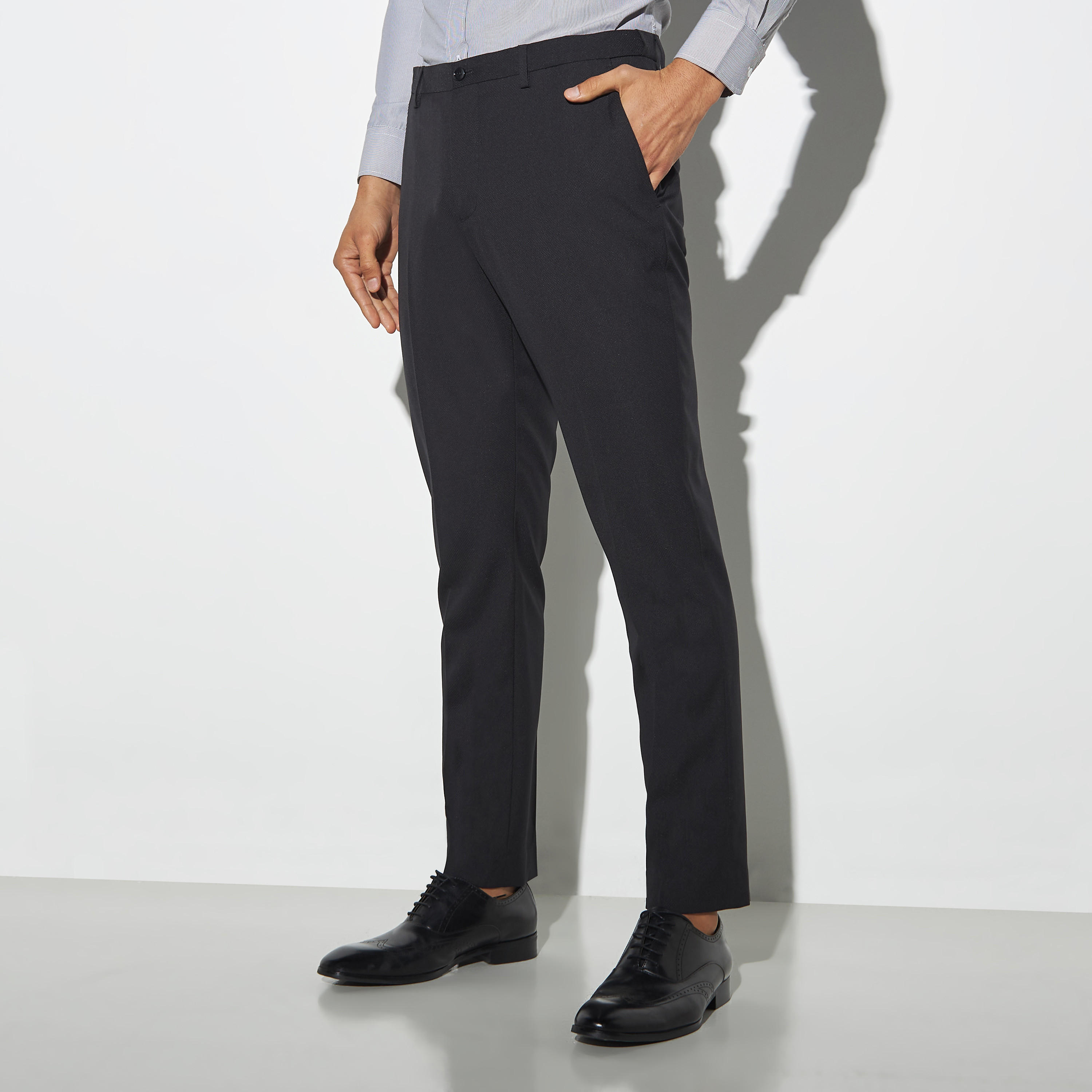 بنطلون رسمي بارز اللملمس بجيوب-men-clothing-bottoms-trousersandchinos-trousers-image-4