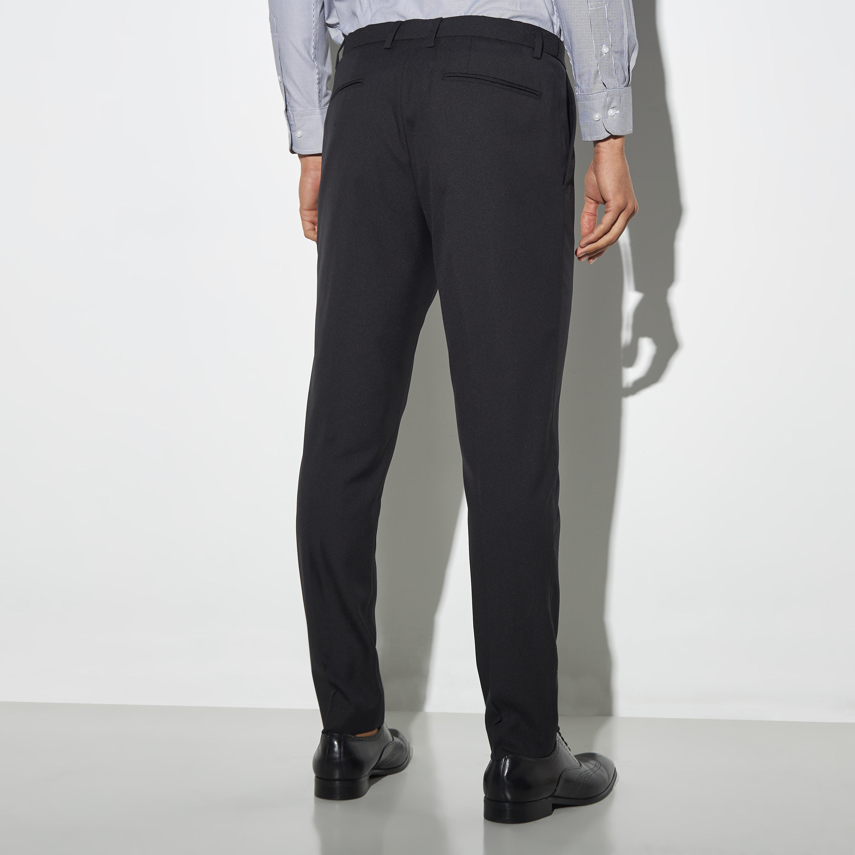 بنطلون رسمي بارز اللملمس بجيوب-men-clothing-bottoms-trousersandchinos-trousers-image-2