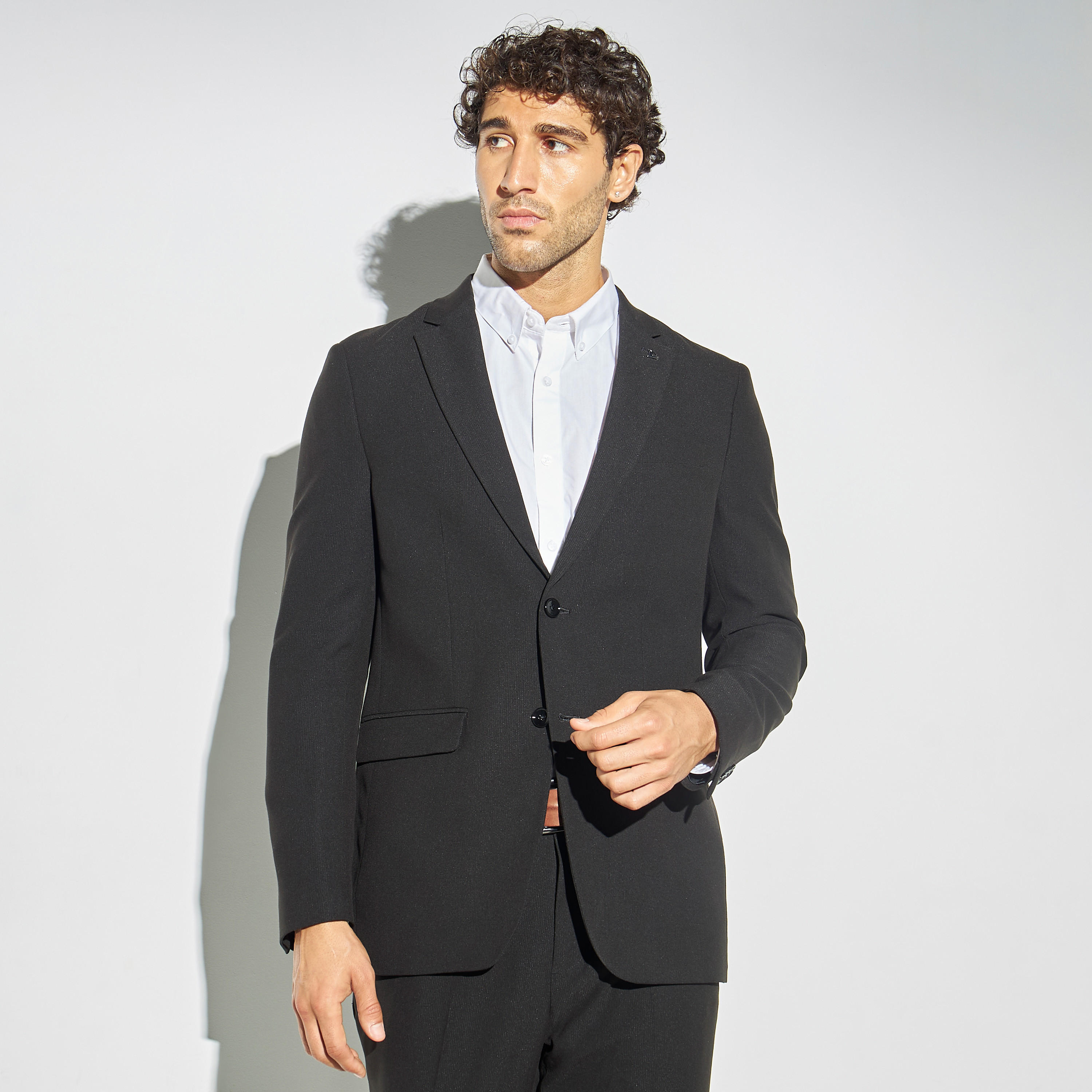 بليزر سادة بقصة سليم وجيوب-men-winterwear-jacketsandblazers-image-1