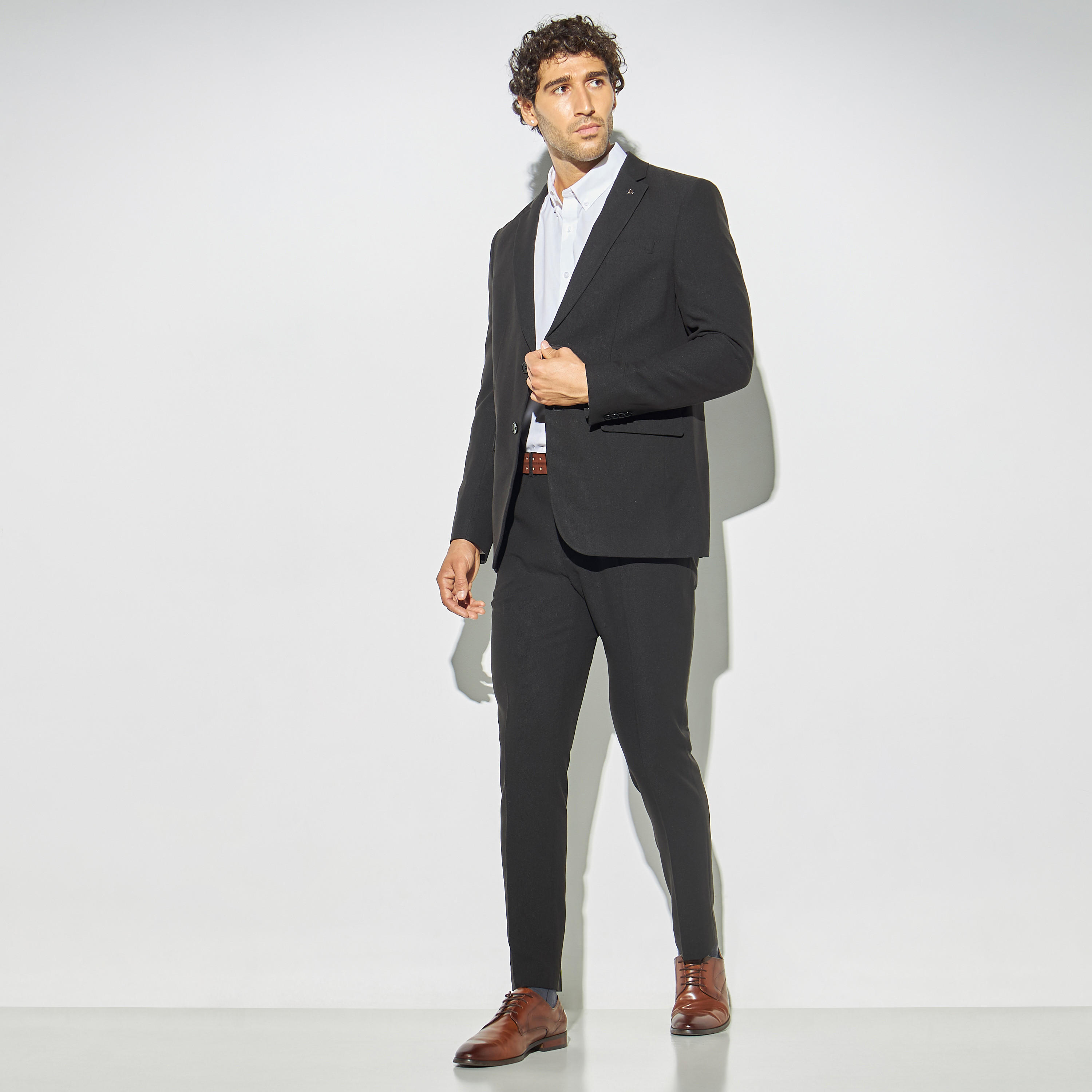 بليزر سادة بقصة سليم وجيوب-men-winterwear-jacketsandblazers-image-2