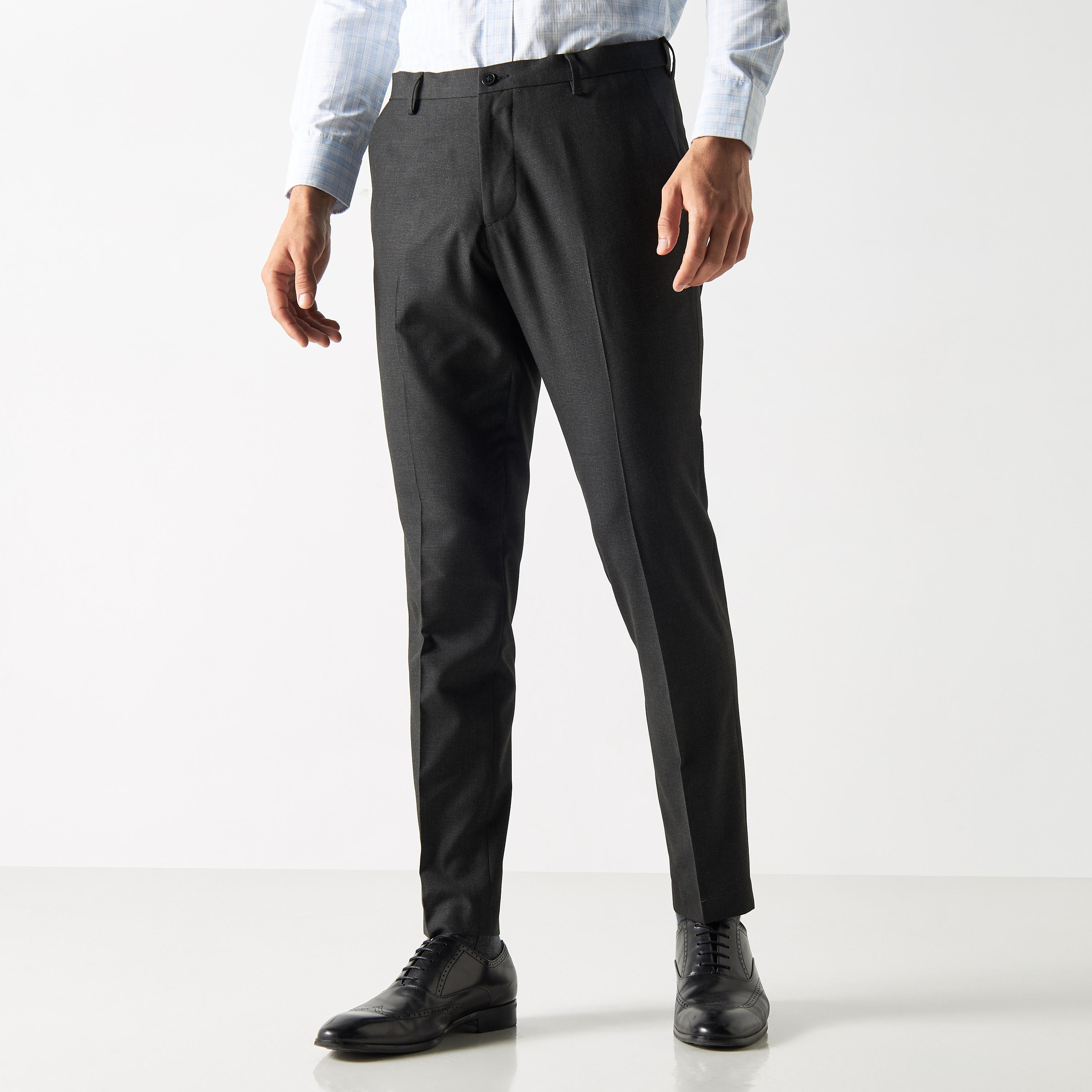 بنطلون سادة بقصة مريحة وزر إغلاق وجيوب-men-clothing-bottoms-trousersandchinos-trousers-image-4