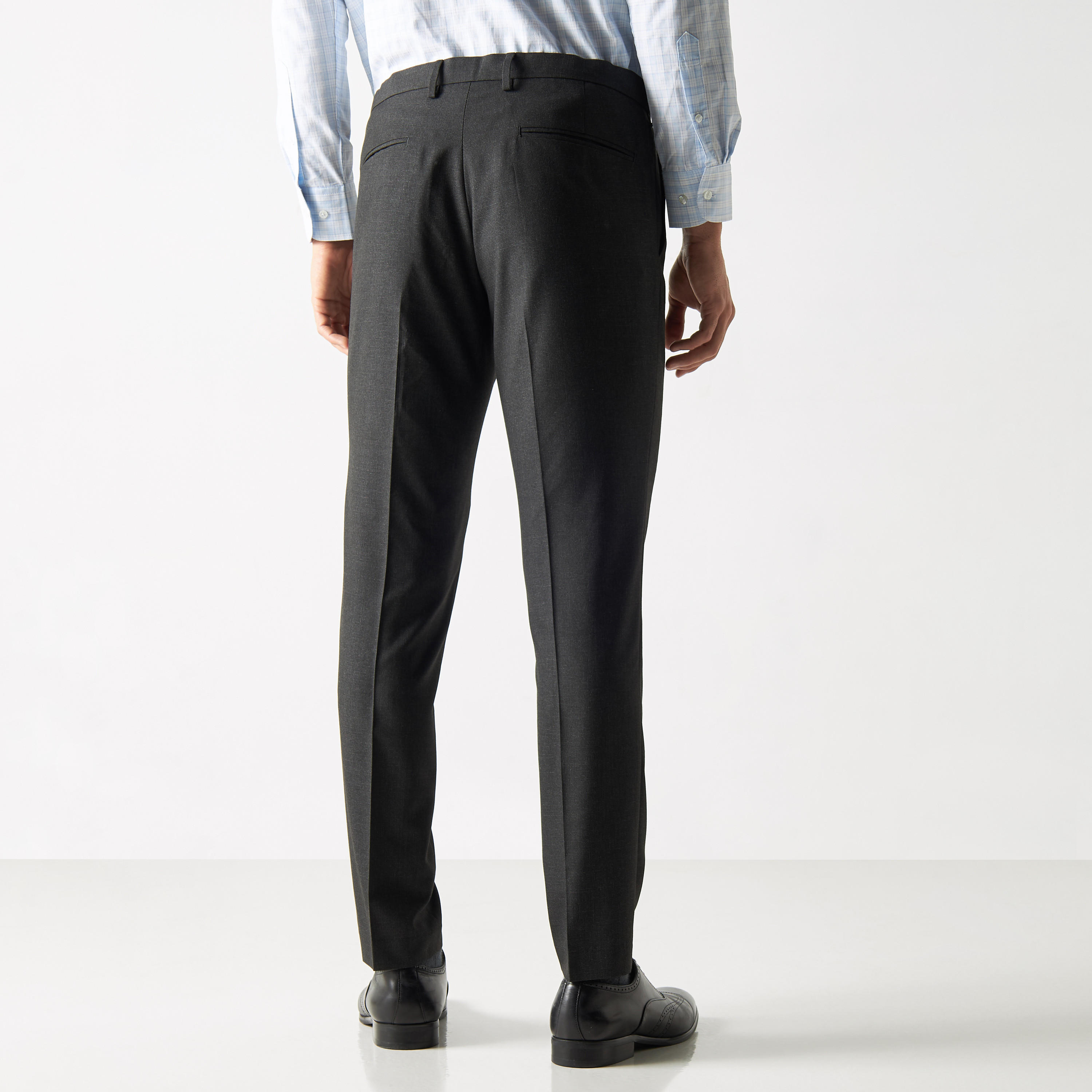 بنطلون سادة بقصة مريحة وزر إغلاق وجيوب-men-clothing-bottoms-trousersandchinos-trousers-image-2