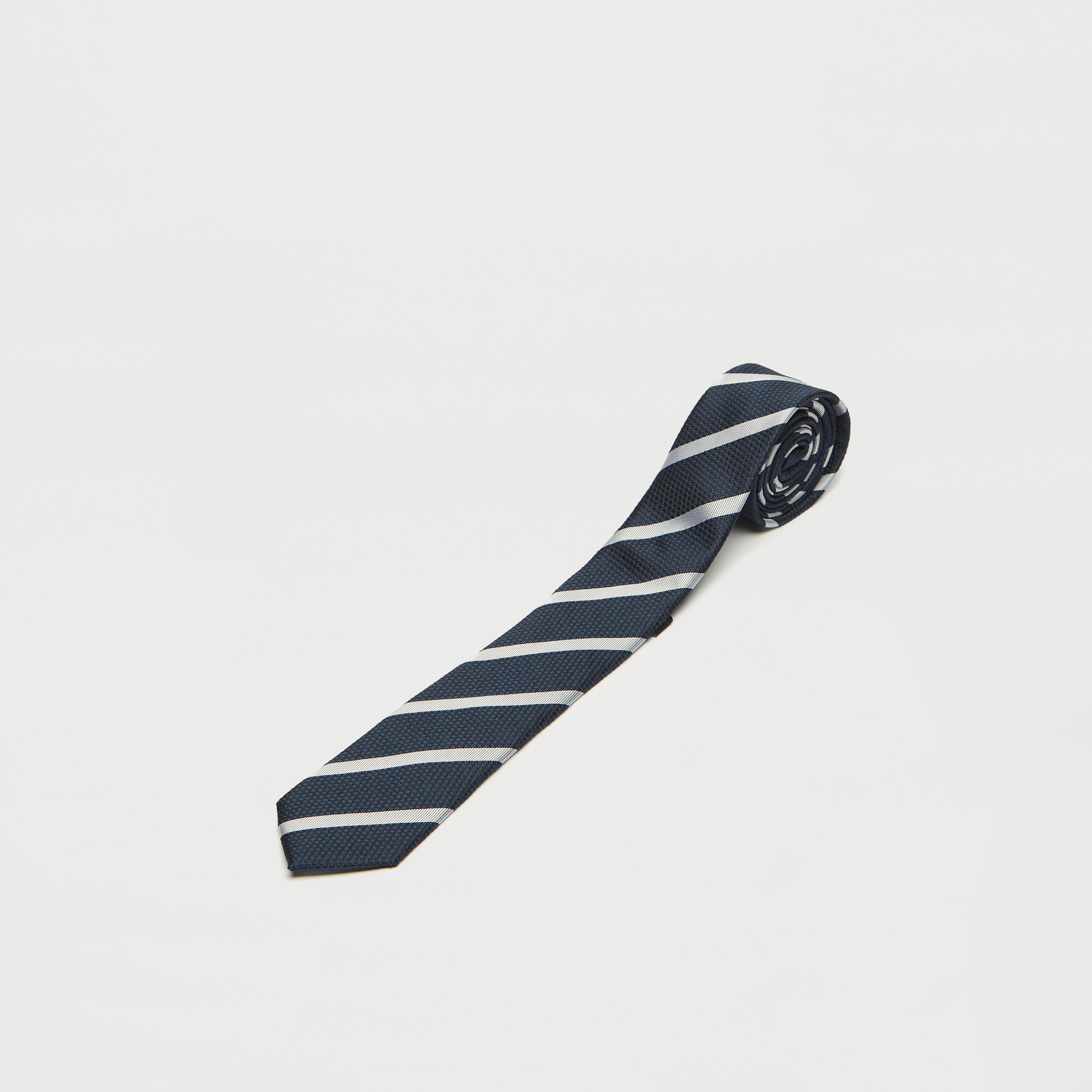 ربطة عنق رسميّة بارزة الملمس ومخططة مع حلقة تثبيت-men-tiesandcufflinks-pocketsquares-image-3