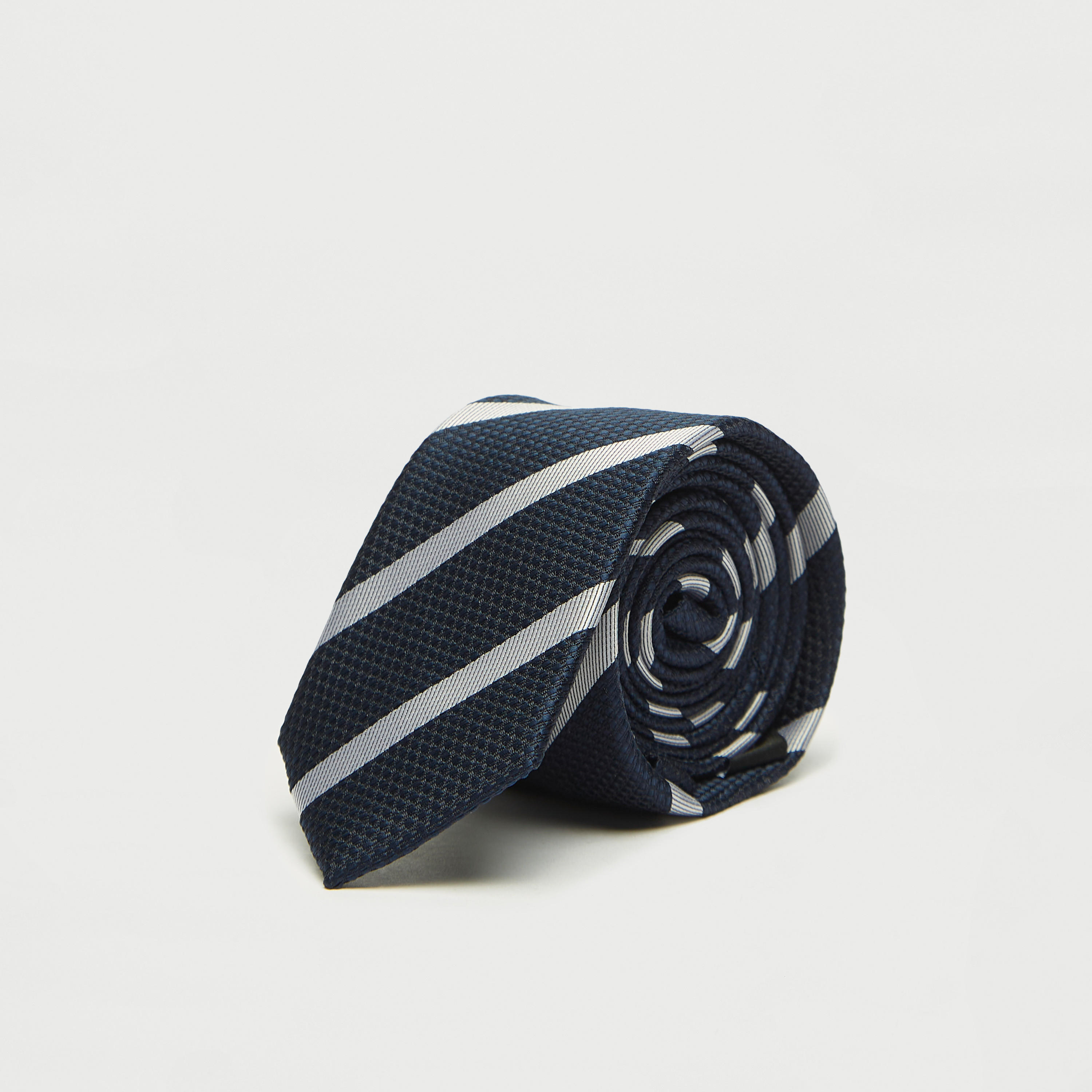 ربطة عنق رسميّة بارزة الملمس ومخططة مع حلقة تثبيت-men-tiesandcufflinks-pocketsquares-image-2