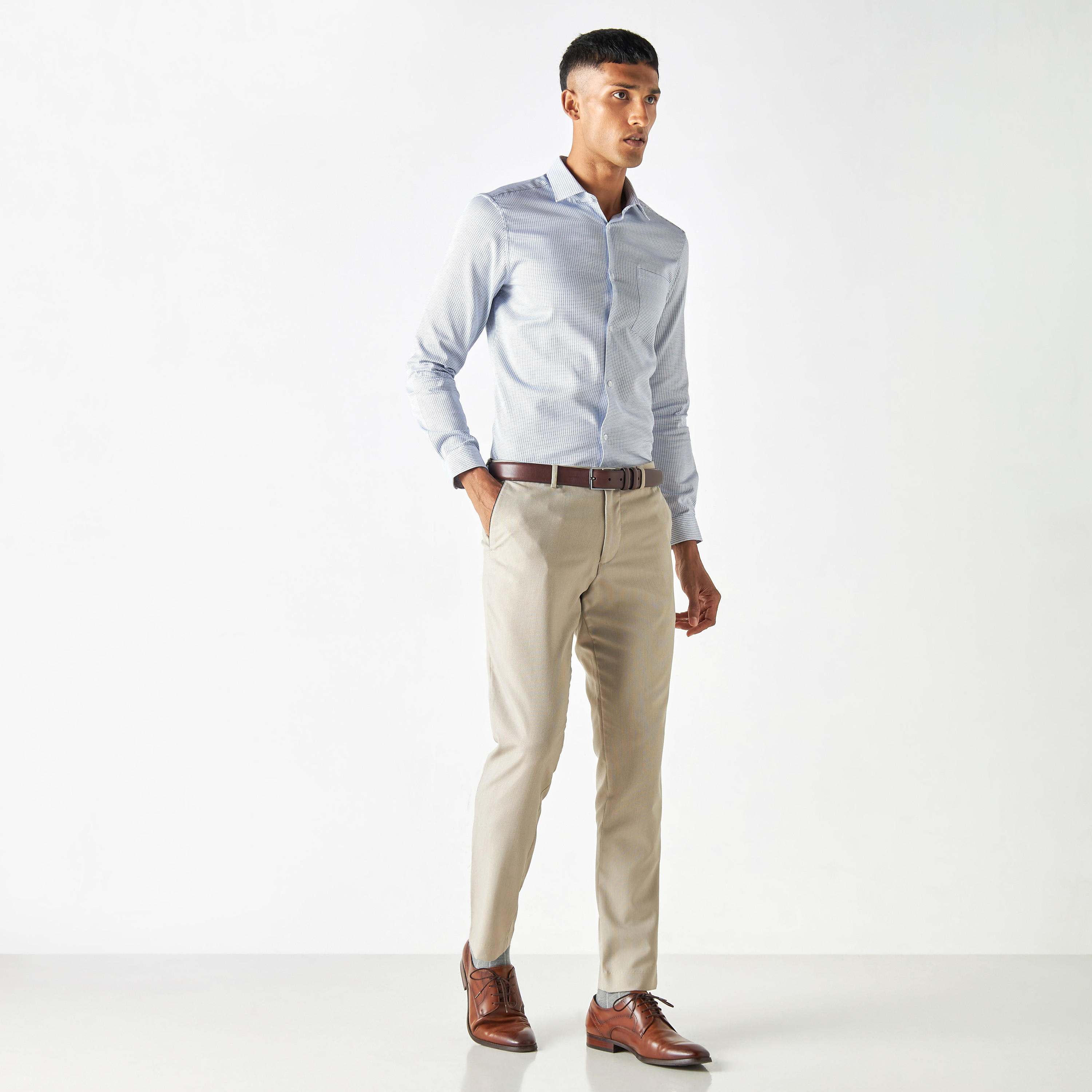 قميص بارز الملمس بقصّة سليم وأكمام طويلة وجيب-men-clothing-shirts-image-2
