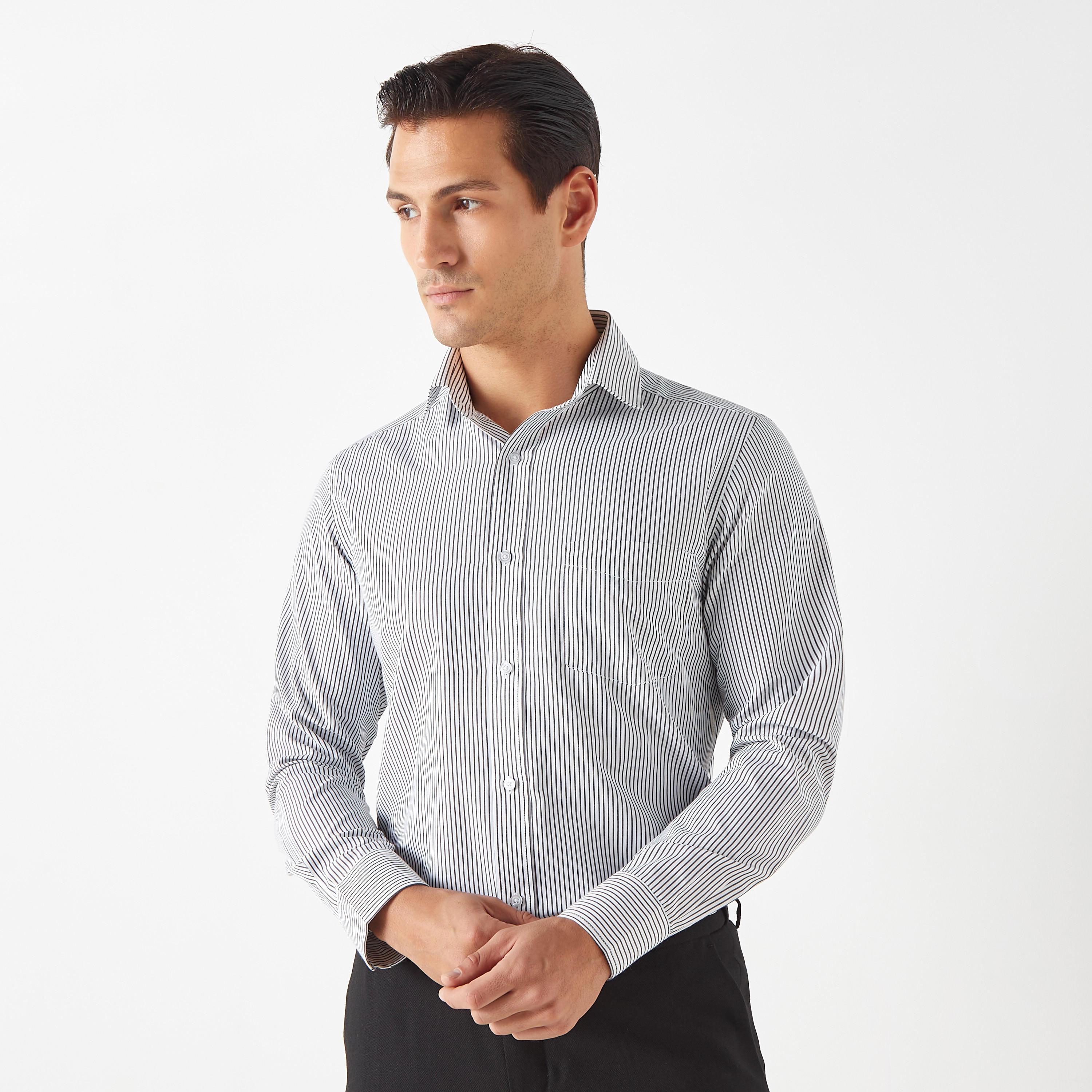 قميص مقلم بقصّة عادية وأكمام طويلة بجيب على الصدر-men-clothing-shirts-image-1