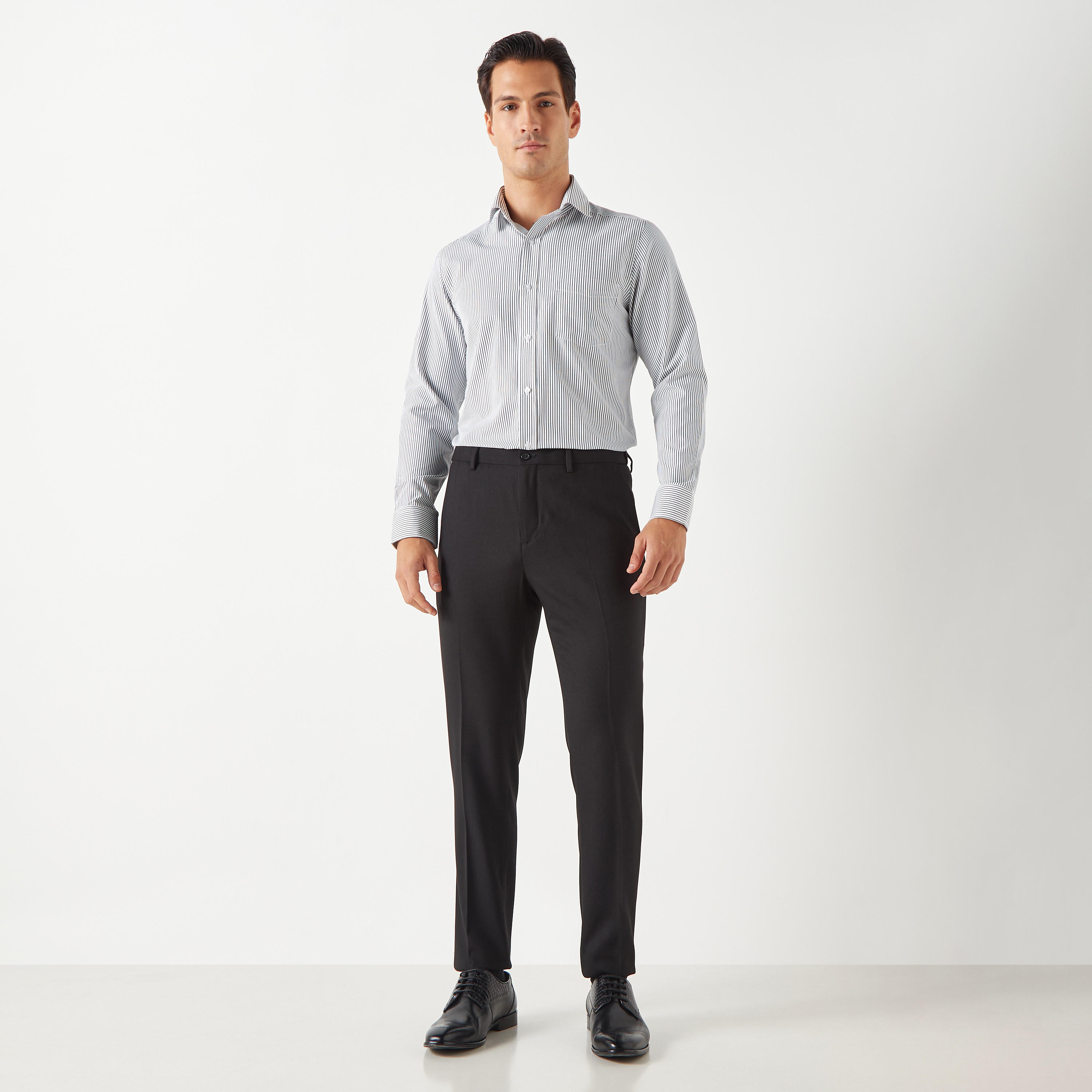 قميص مقلم بقصّة عادية وأكمام طويلة بجيب على الصدر-men-clothing-shirts-image-2